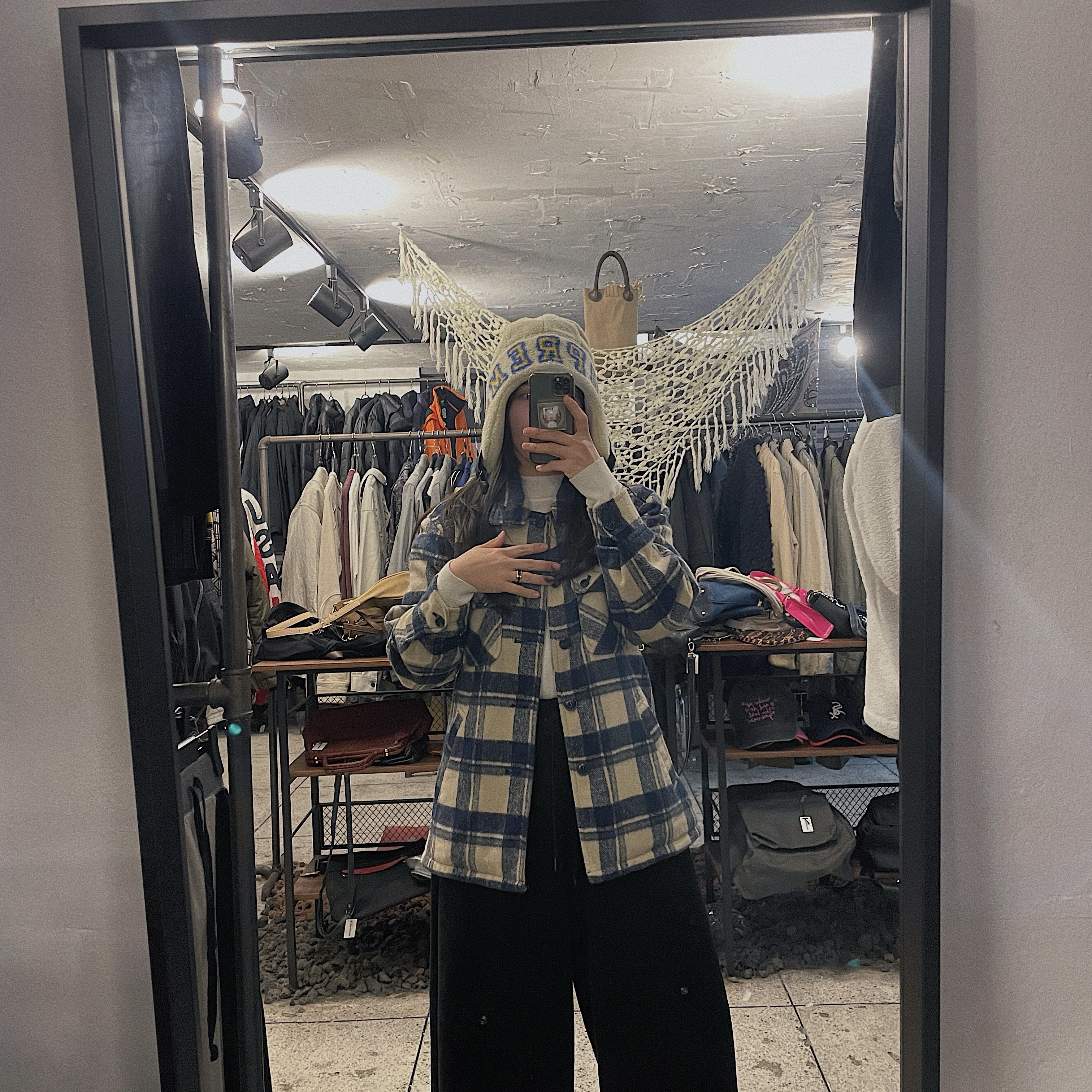 Supreme Shearling Trooper Natural - 23FW 착용 스타일