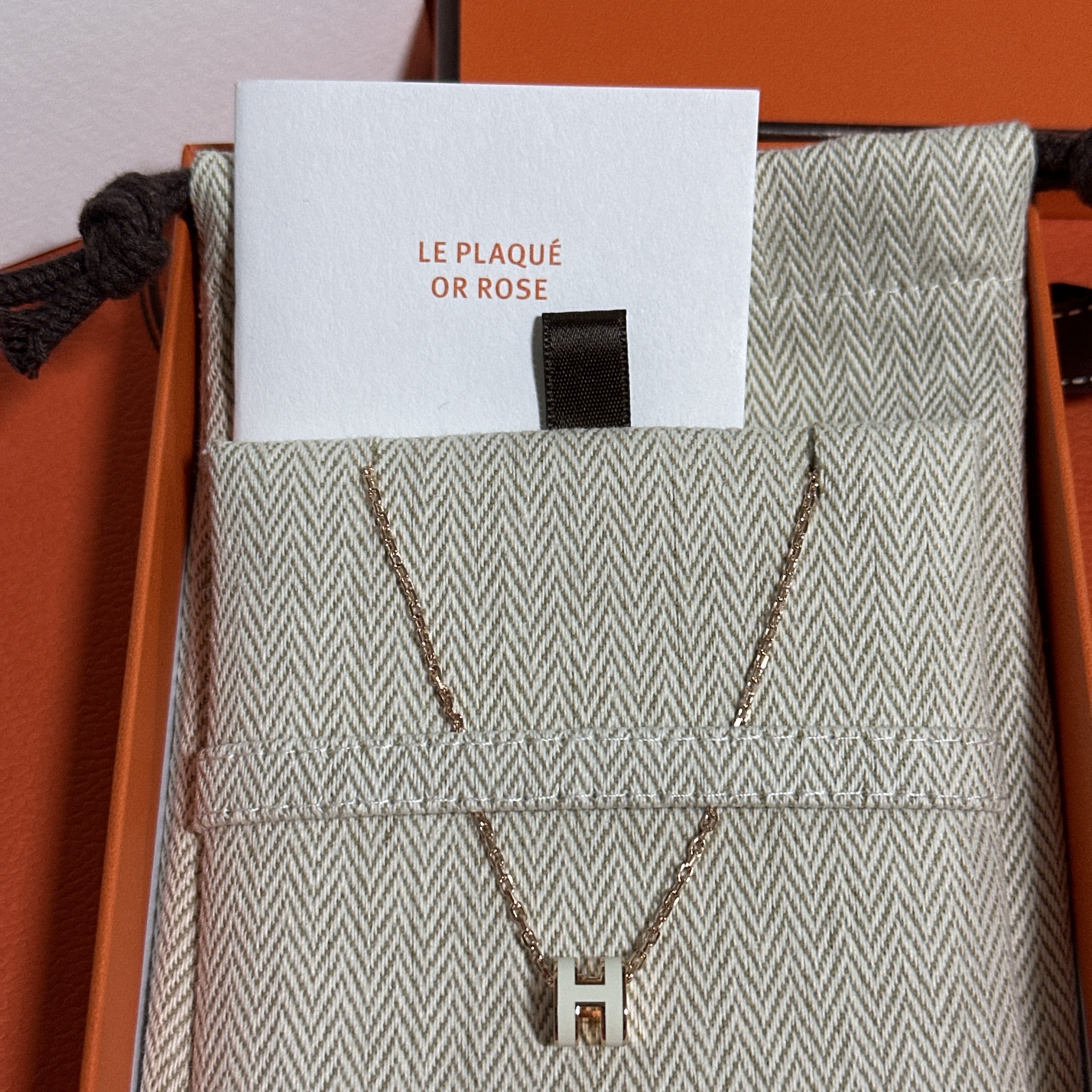 (W) Hermes Mini Pop H Pendant Rose Gold & Blanc 착용 스타일 - 2