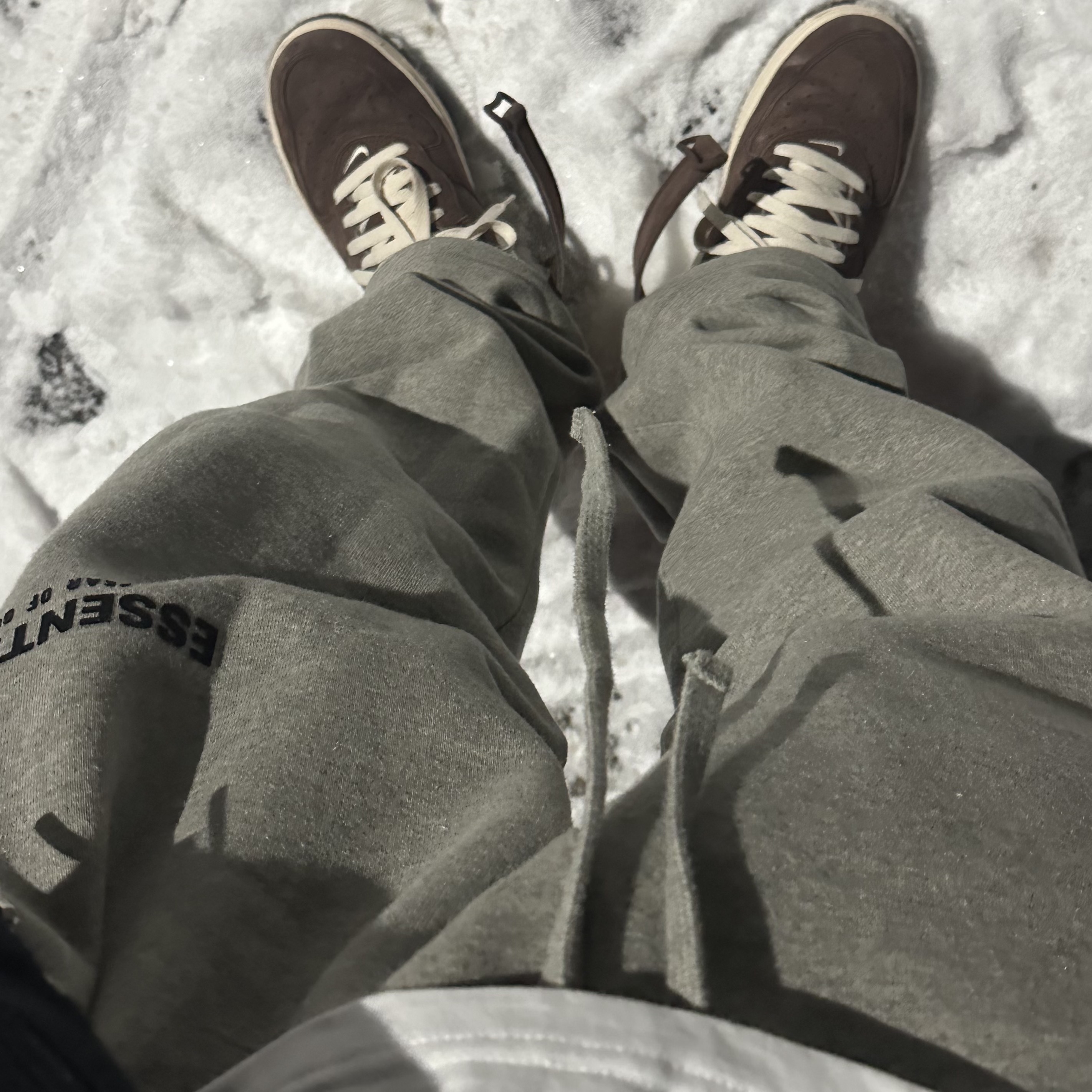 Nike Air Force 1 Mid '07 QS Chocolate, Essentials The Core Collection Relaxed Sweatpants Dark Oatmeal 착용 스타일