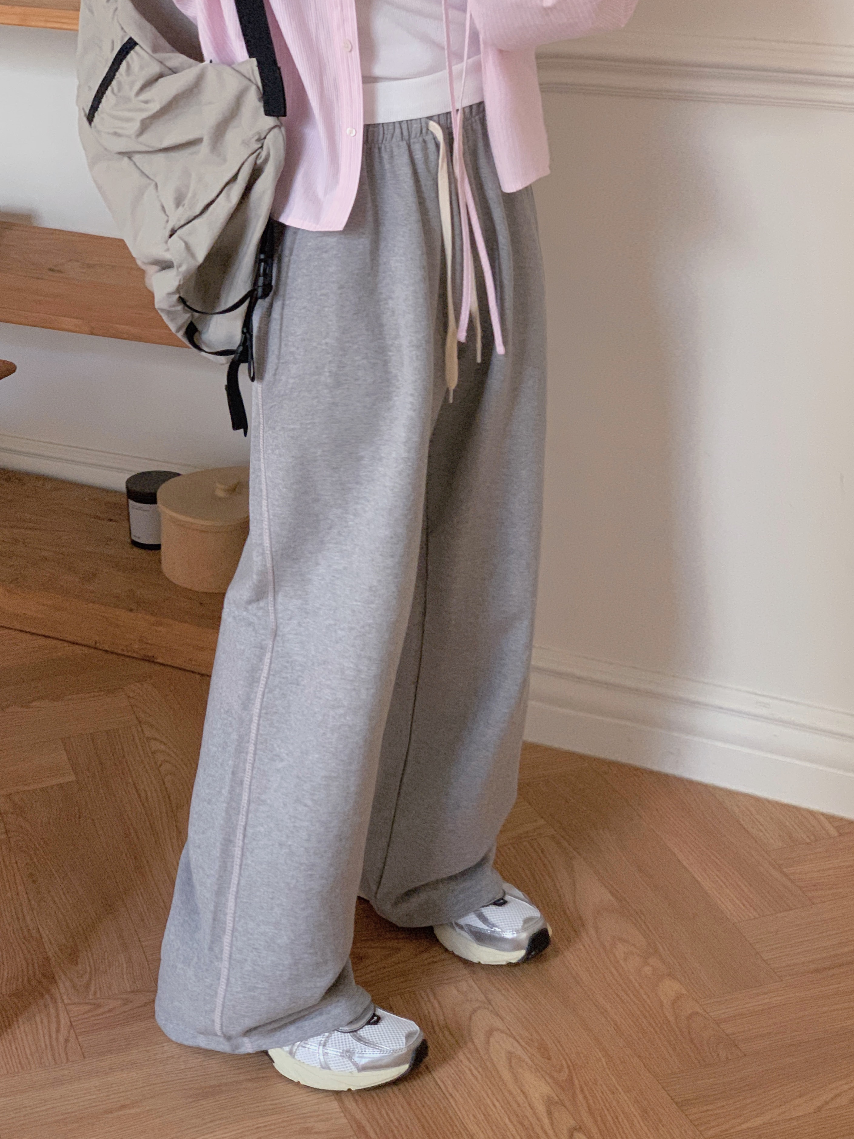 Nike V2K Run Summit White Metallic Silver, Lemaire Small Croissant Bag Soft Nappa Leather Black 착용 스타일 - 5