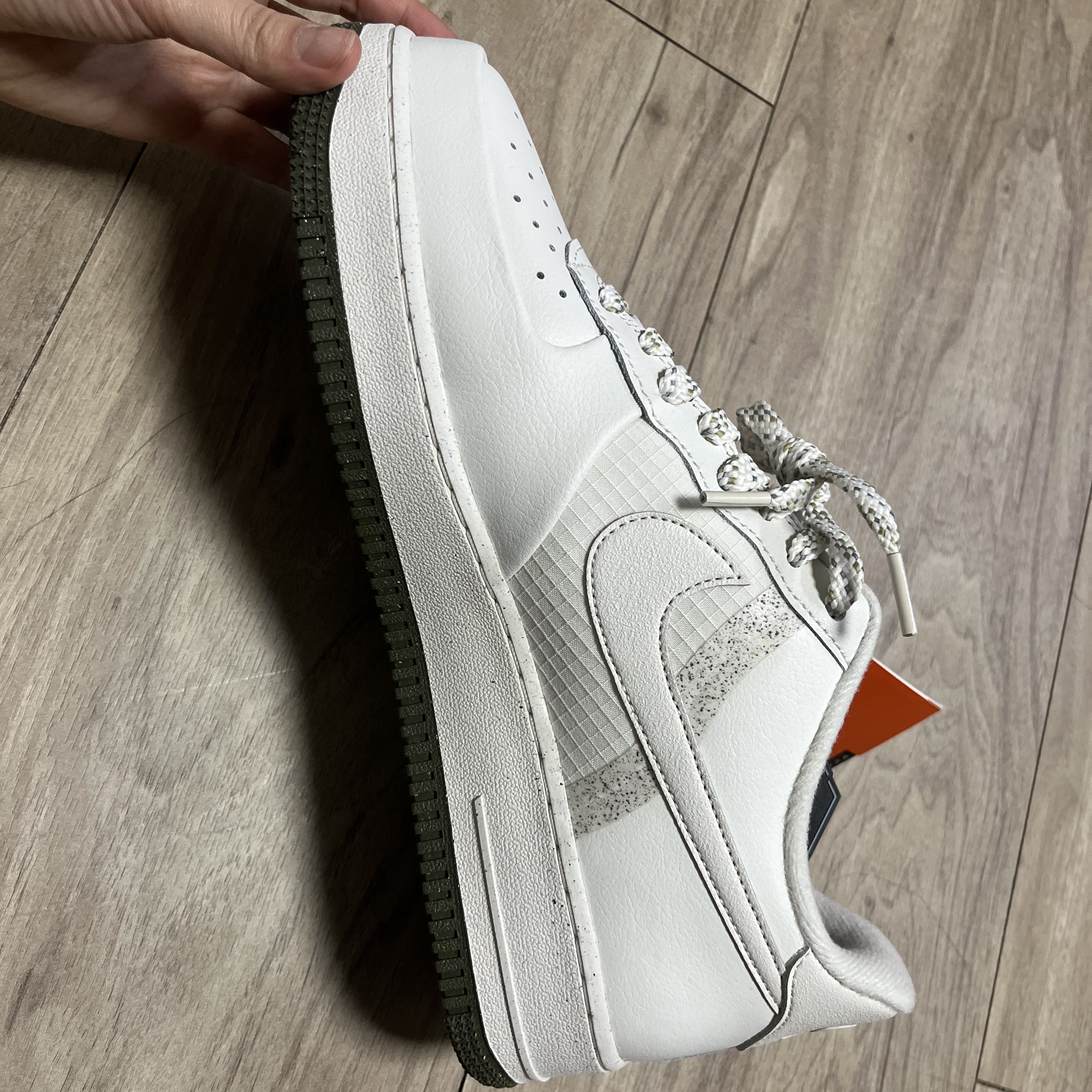 Nike Air Force 1 '07 LV8 Phantom Cargo Khaki 착용 스타일 - 2