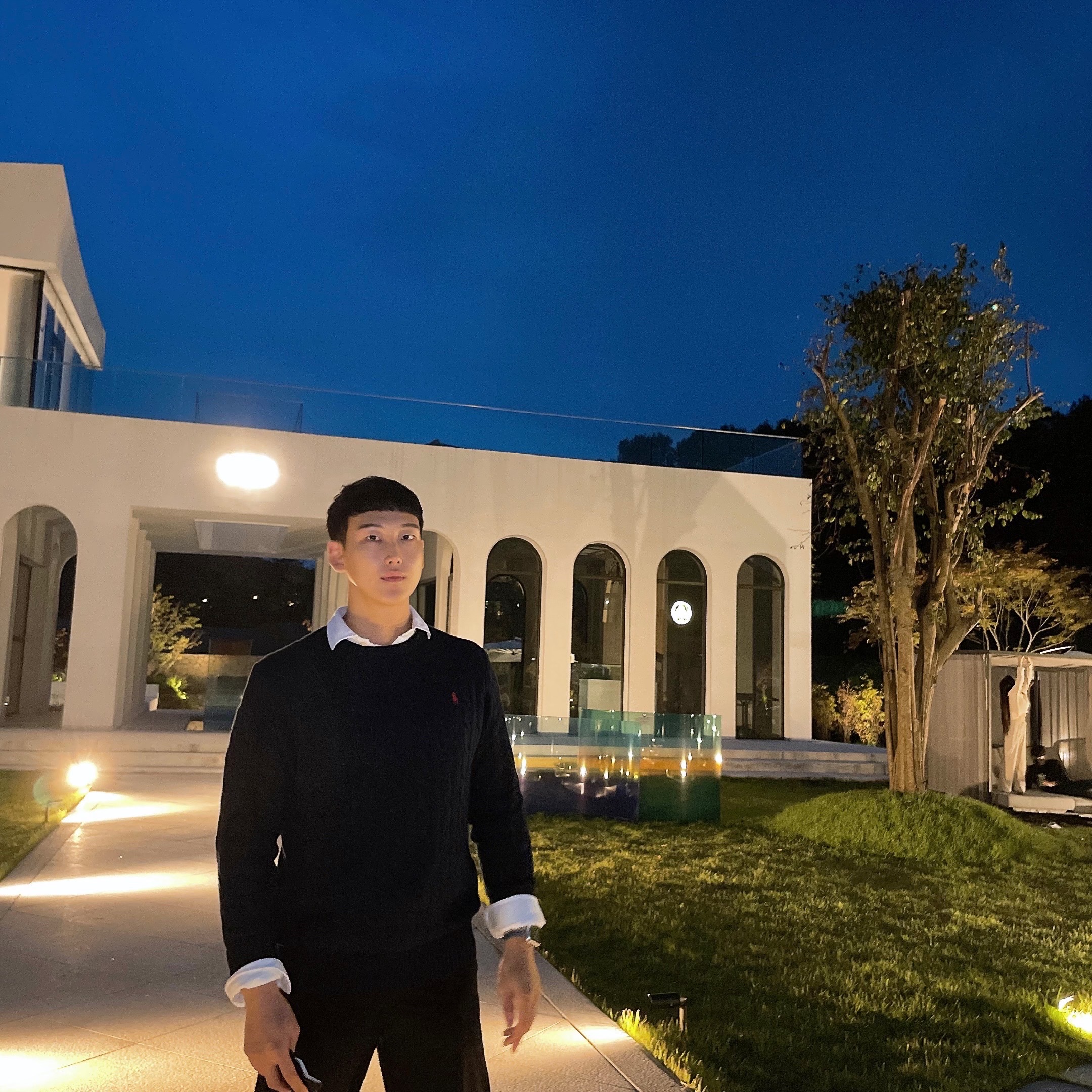 [30% 적립] 폴로 랄프 로렌 클래식 핏 가먼트 다이드 옥스포드 셔츠 화이트 착용 스타일