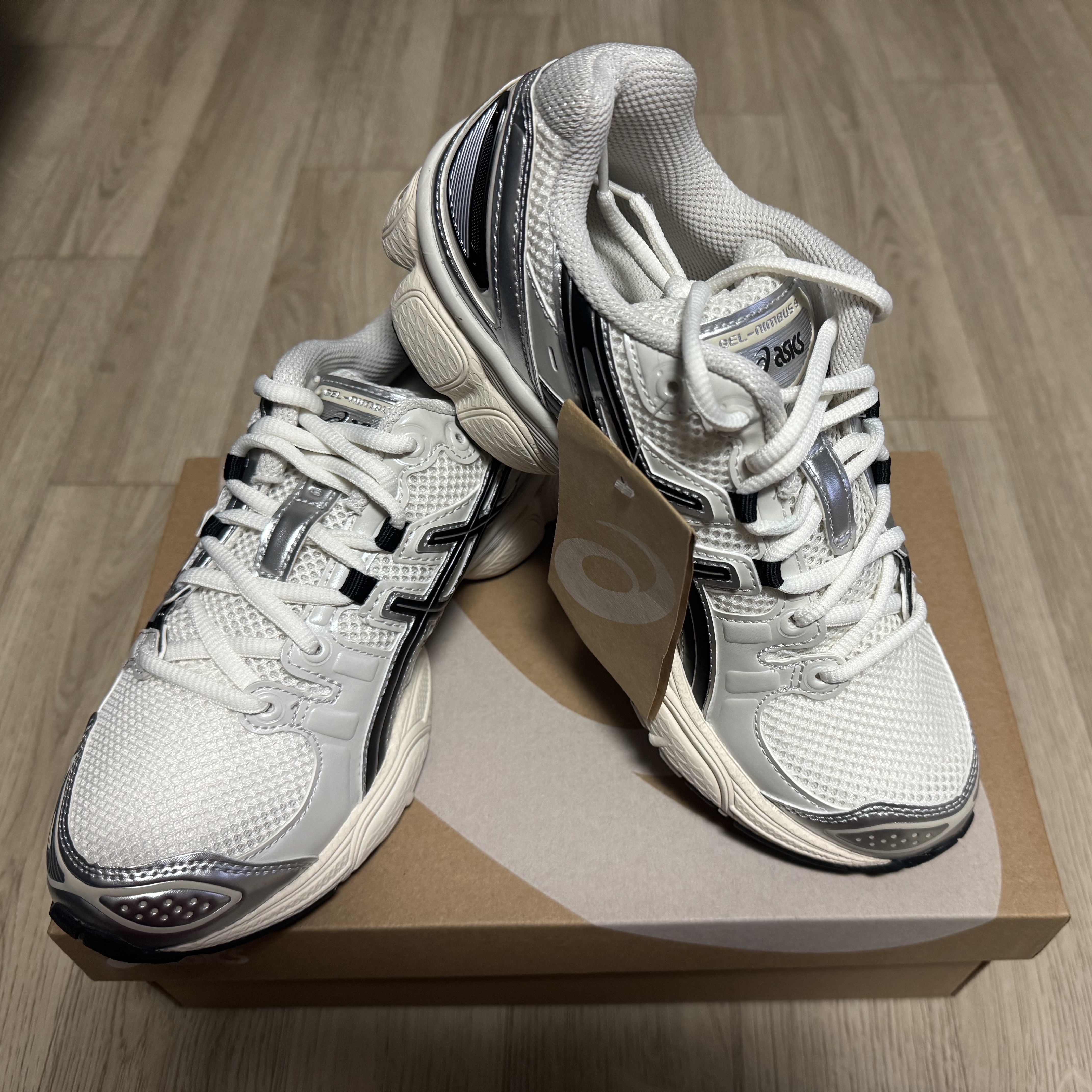 Asics Gel-Nimbus 9 Cream Black 착용 스타일