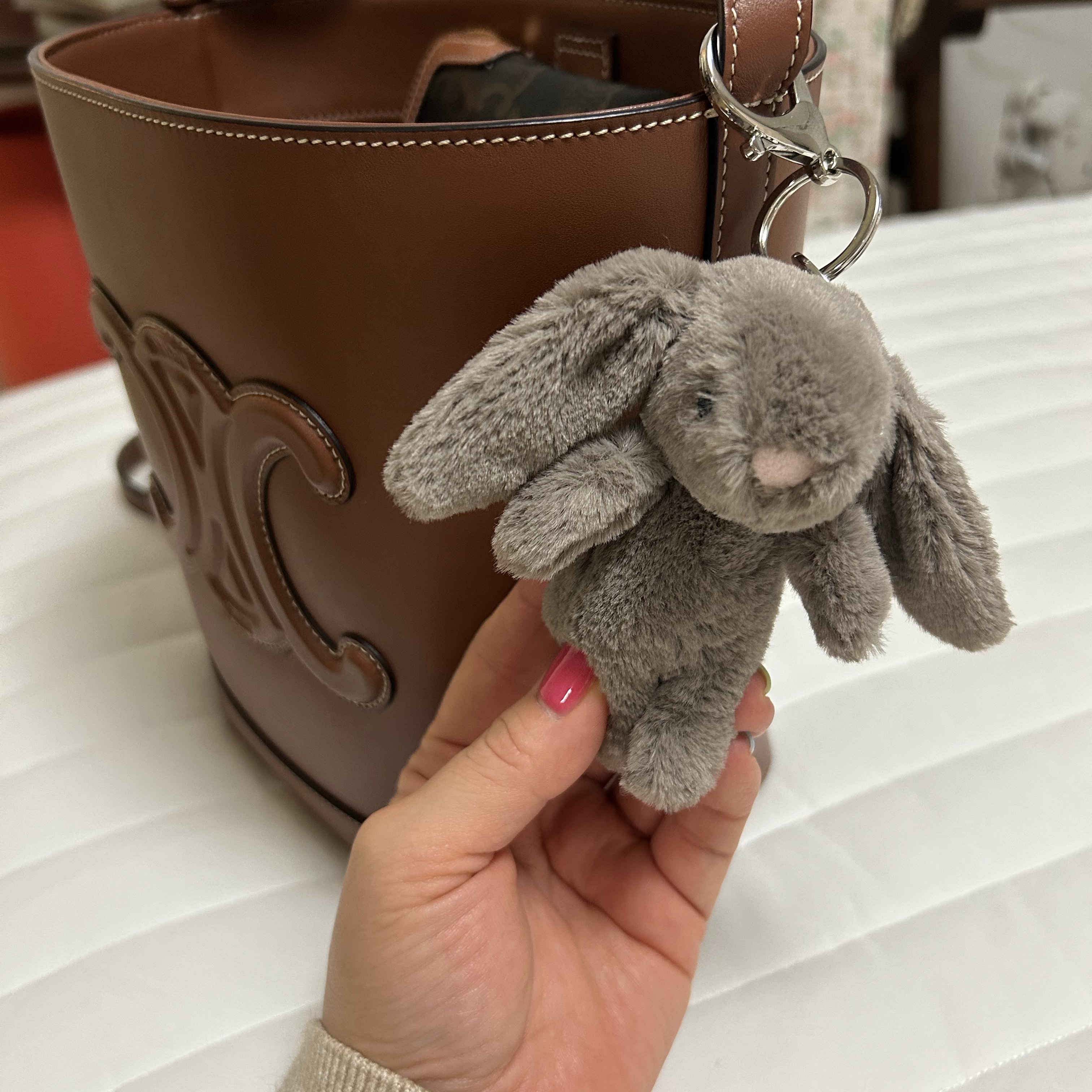 Jellycat Bashful Bunny Truffle Bag Charm Brown 착용 스타일