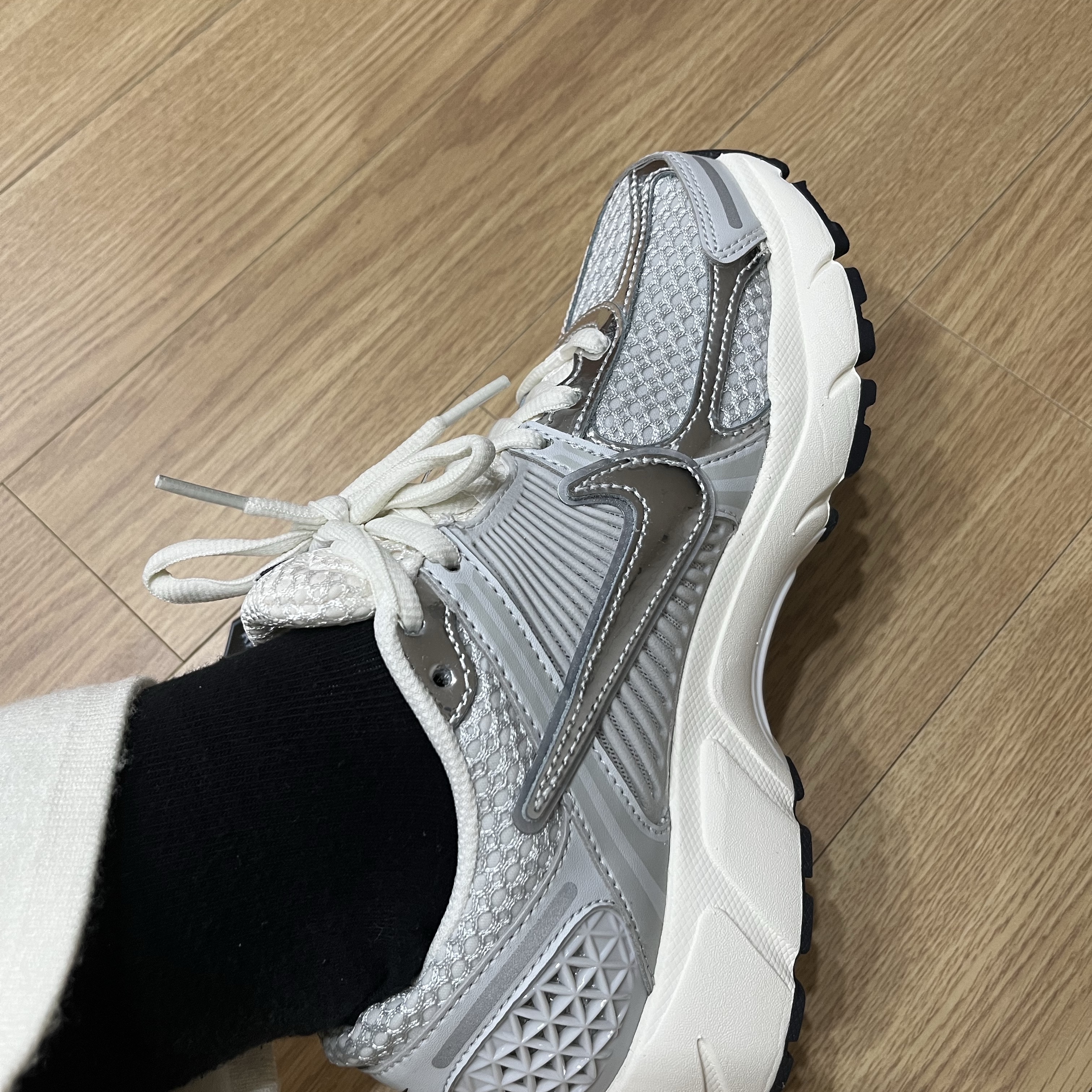 (W) Nike Zoom Vomero 5 Photon Dust and Metallic Silver 착용 스타일