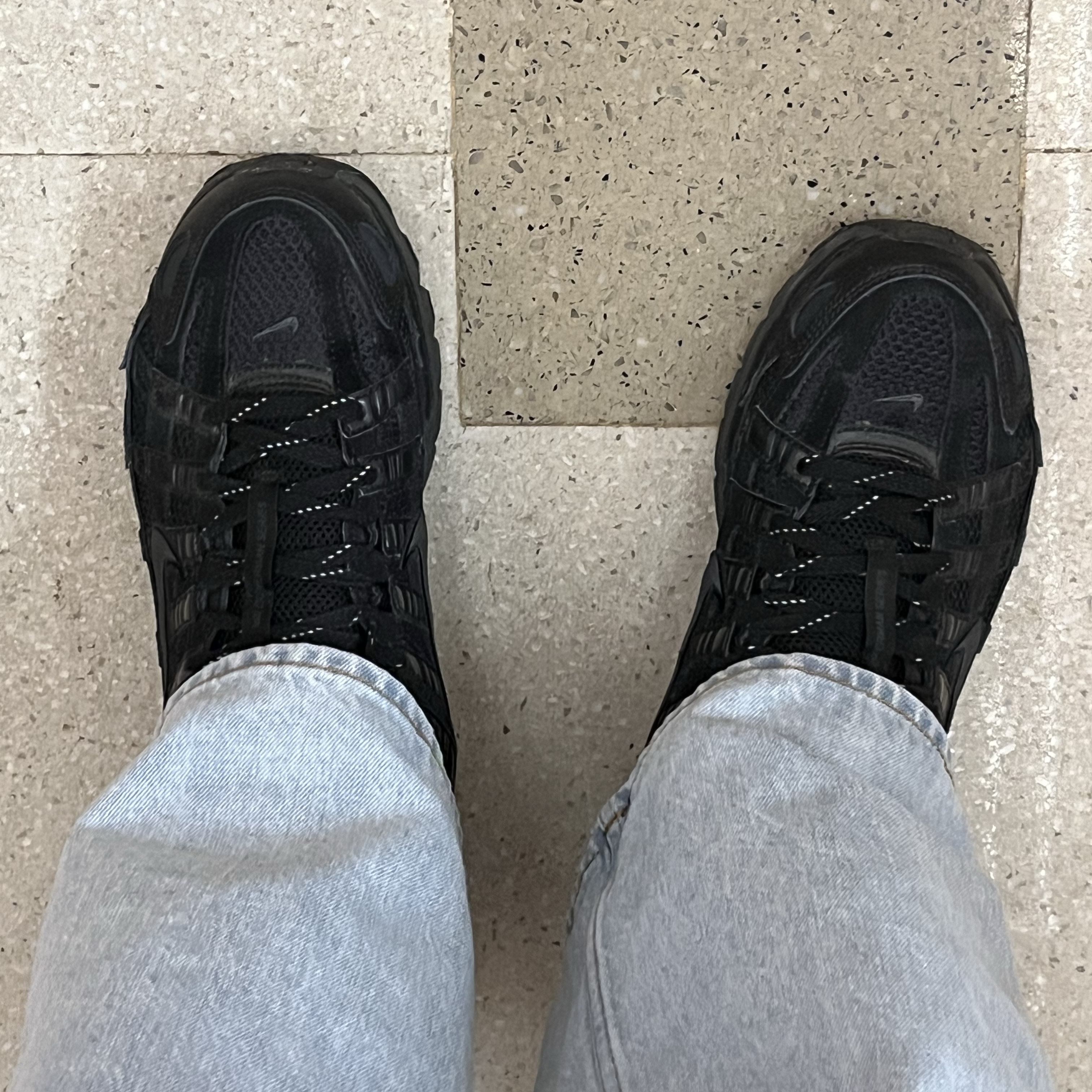 Nike P-6000 PRM Triple Black 착용 스타일 - 2