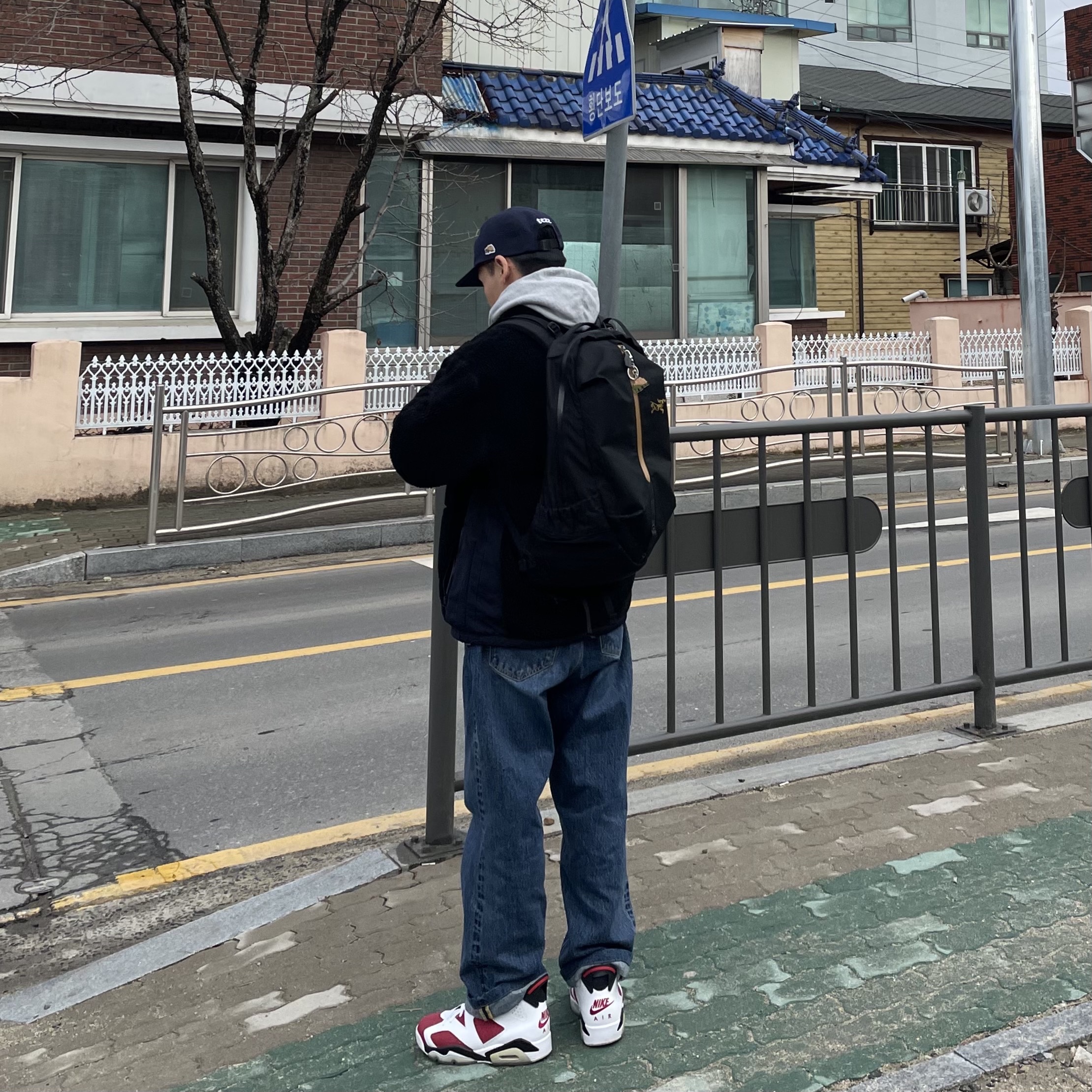 Arc'teryx Arro 22 Backpack 24K Black, Jordan 6 Retro Carmine 2021 착용 스타일 - 1