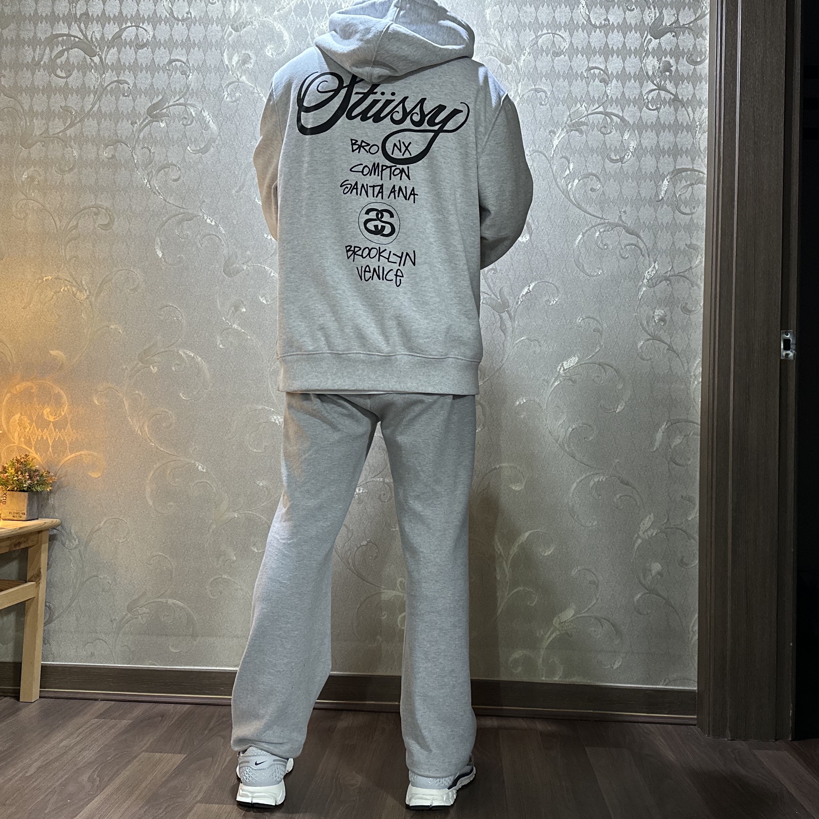 Stussy World Tour Hoodie Ash Heather 2021, (W) Nike Zoom Vomero 5 Photon Dust and Metallic Silver 착용 스타일 - 3