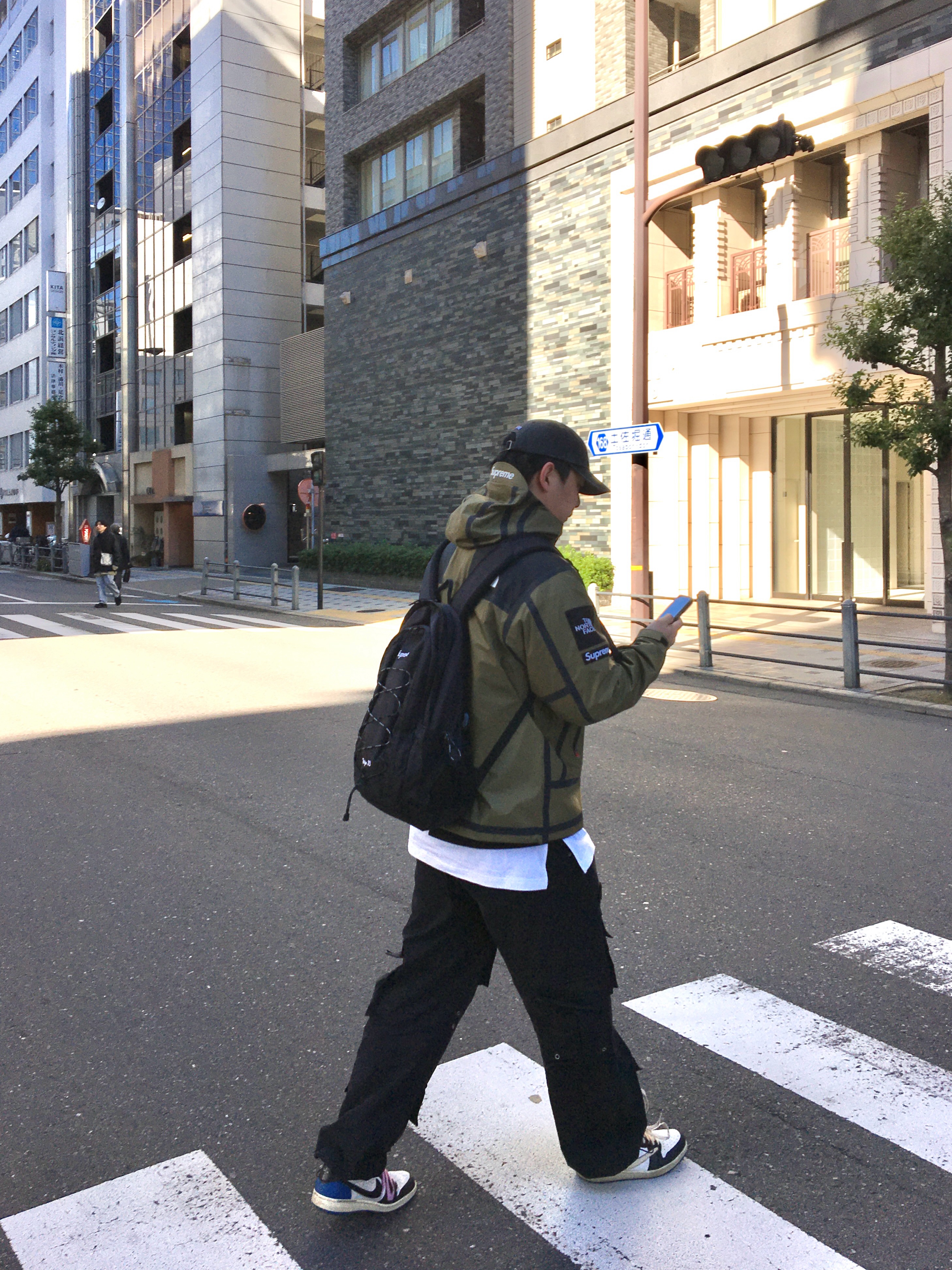 Supreme x The North Face Summit Series Outer Tape Seam Jacket Olive - 21SS, Jordan 1 x Travis Scott x Fragment Retro Low OG SP Military Blue 착용 스타일 - 2