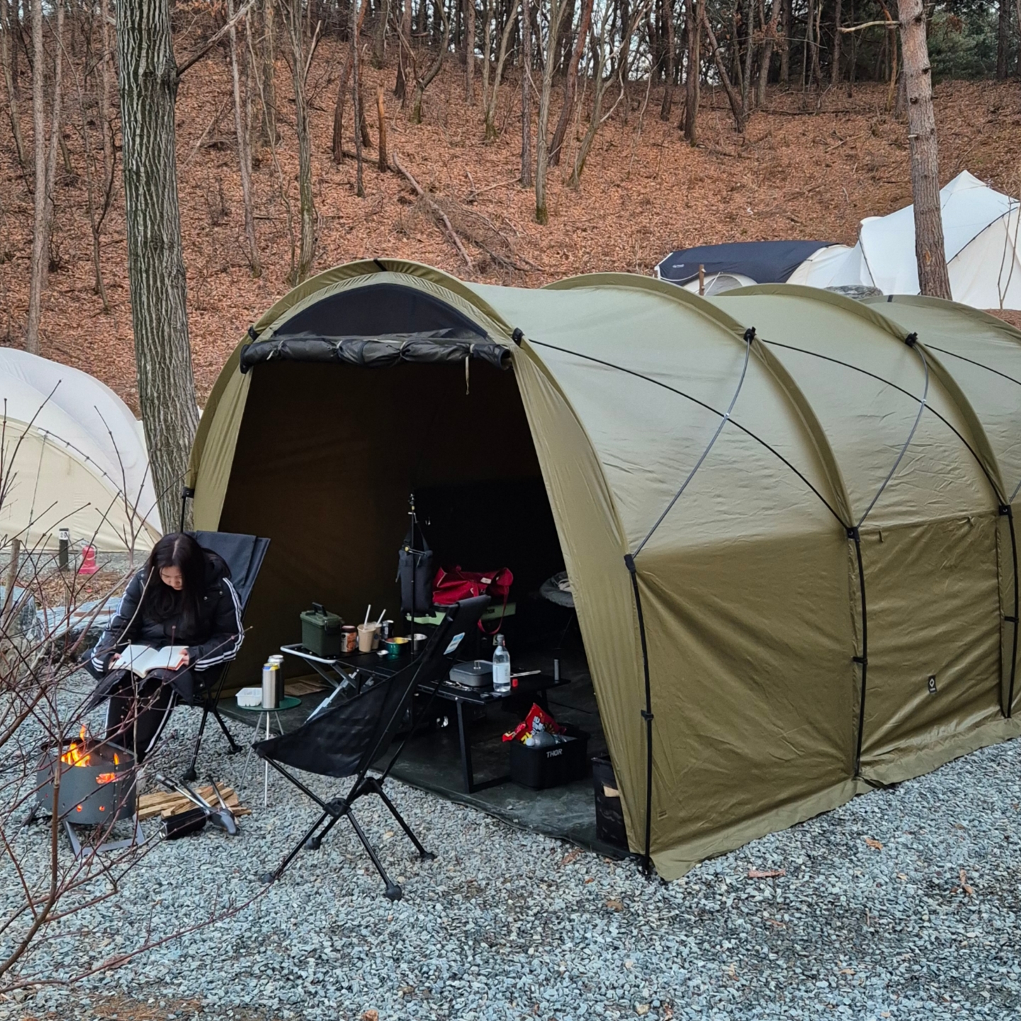 Helinox Tactical Field Tunnel 4.35 Coyote Tan 착용 스타일 - 3