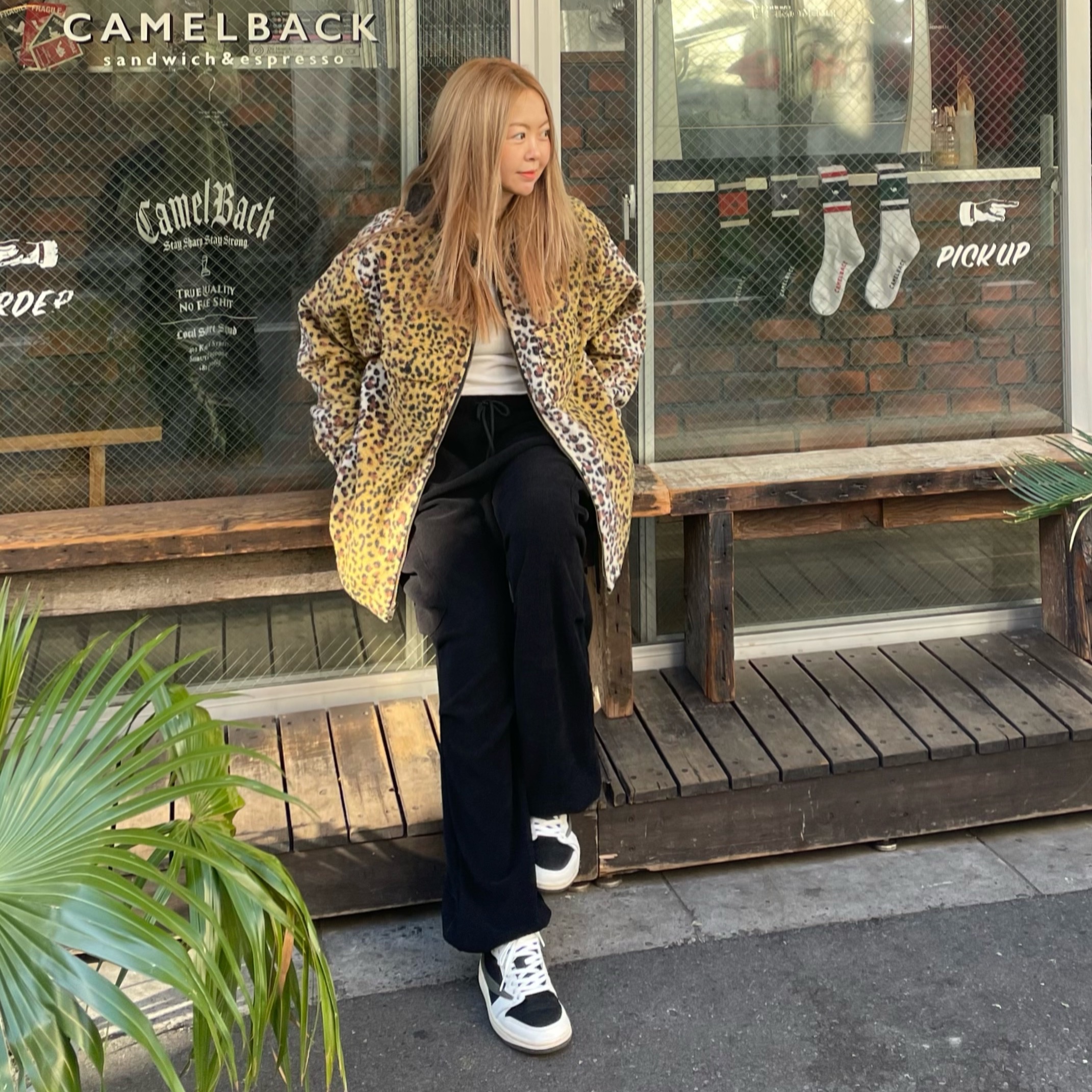 (W) Jordan 1 x Travis Scott Retro Low OG SP Medium Olive, Supreme Fleece Zip Up Hooded Shirt Brown Leopard - 23FW 착용 스타일