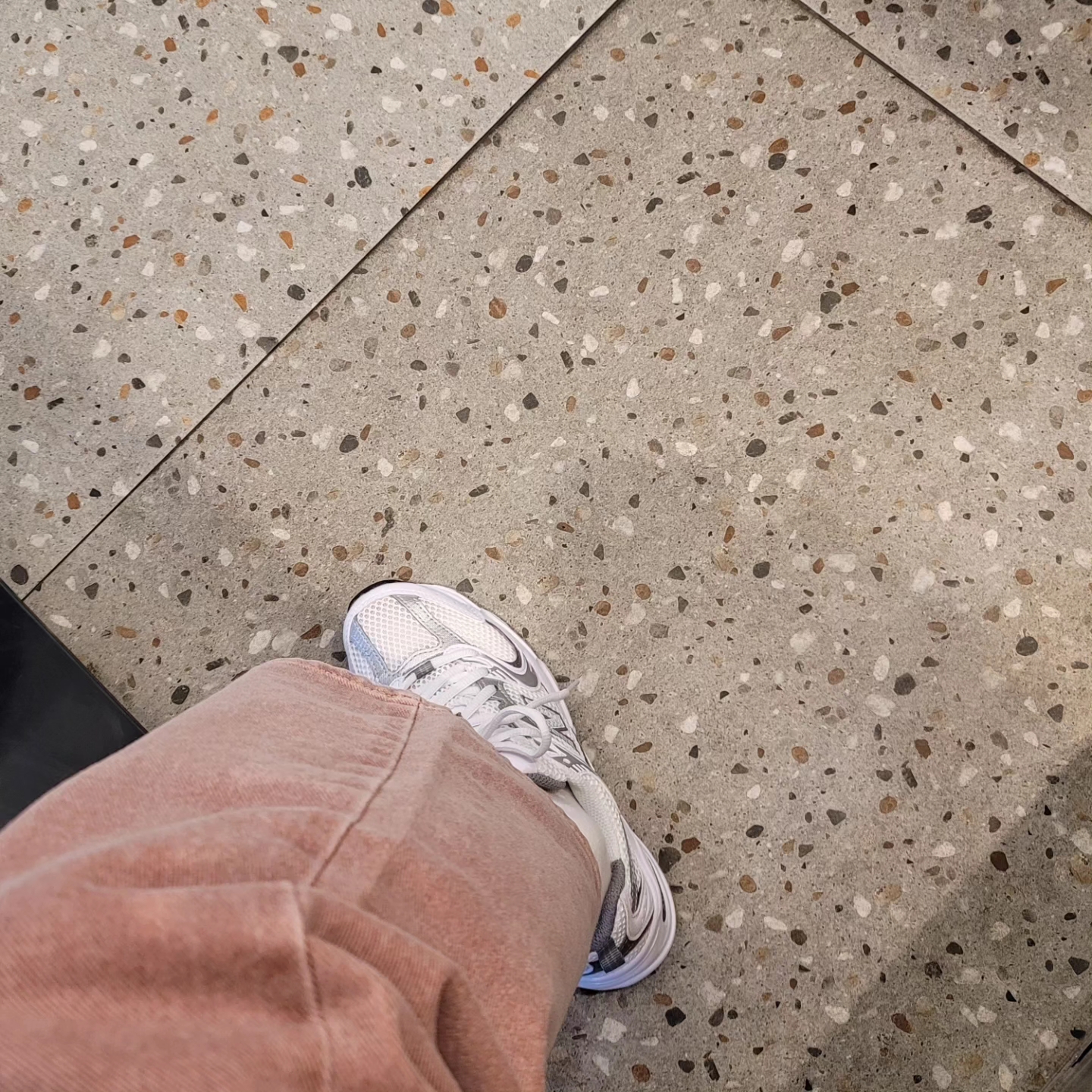 New Balance 530 White Silver 착용 스타일 - 2