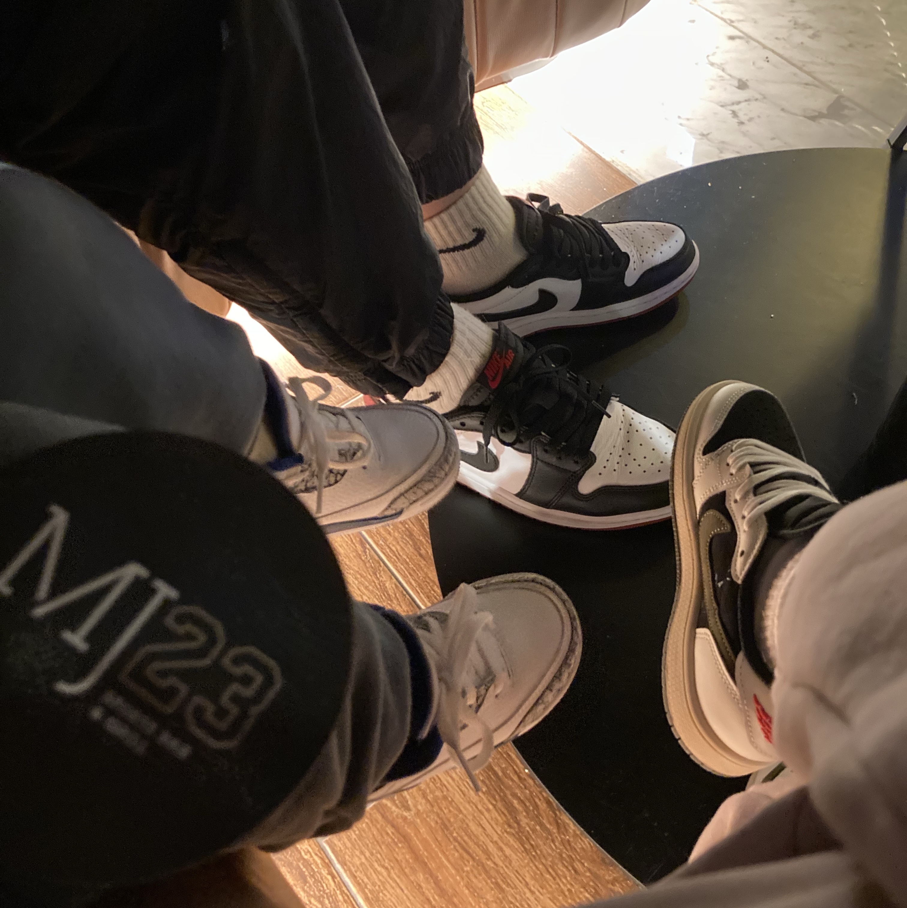 (PS) Jordan 1 x Travis Scott Retro Low OG SP Medium Olive, Jordan 1 Retro Low OG Black Toe 착용 스타일 - 1