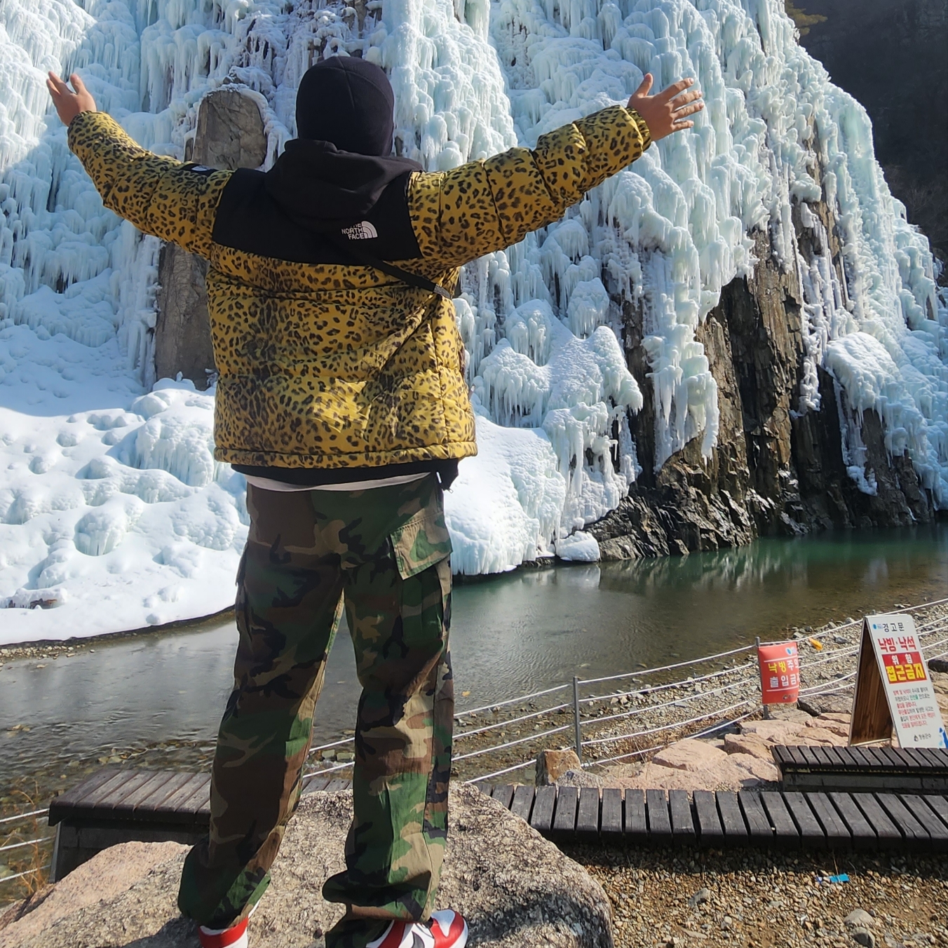 The North Face White Label Novelty Nuptse Down Jacket P Gold, Stussy World Tour Zip Hoodie Black 2023 착용 스타일