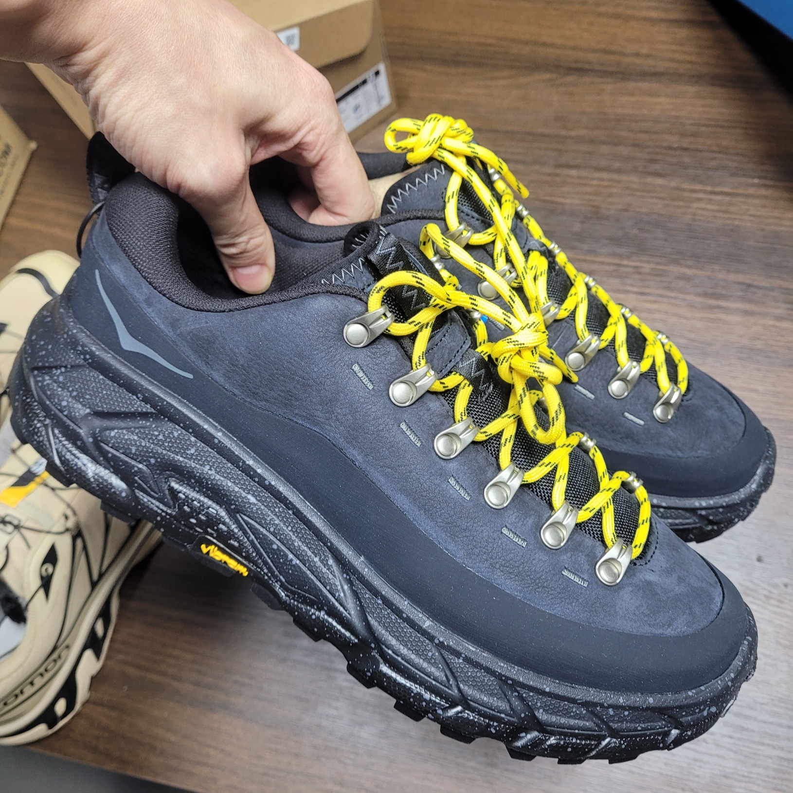 Hoka Tor Summit 2 Black 착용 스타일 - 1