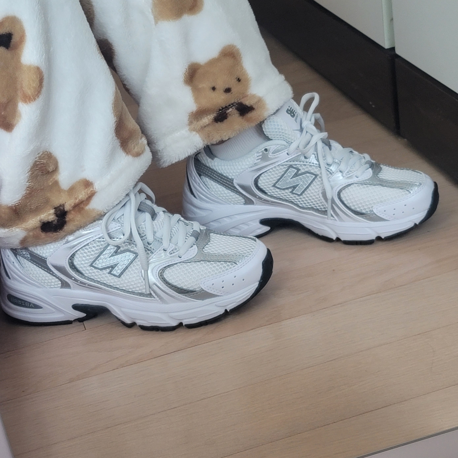 New Balance 530 White Silver 착용 스타일 - 5