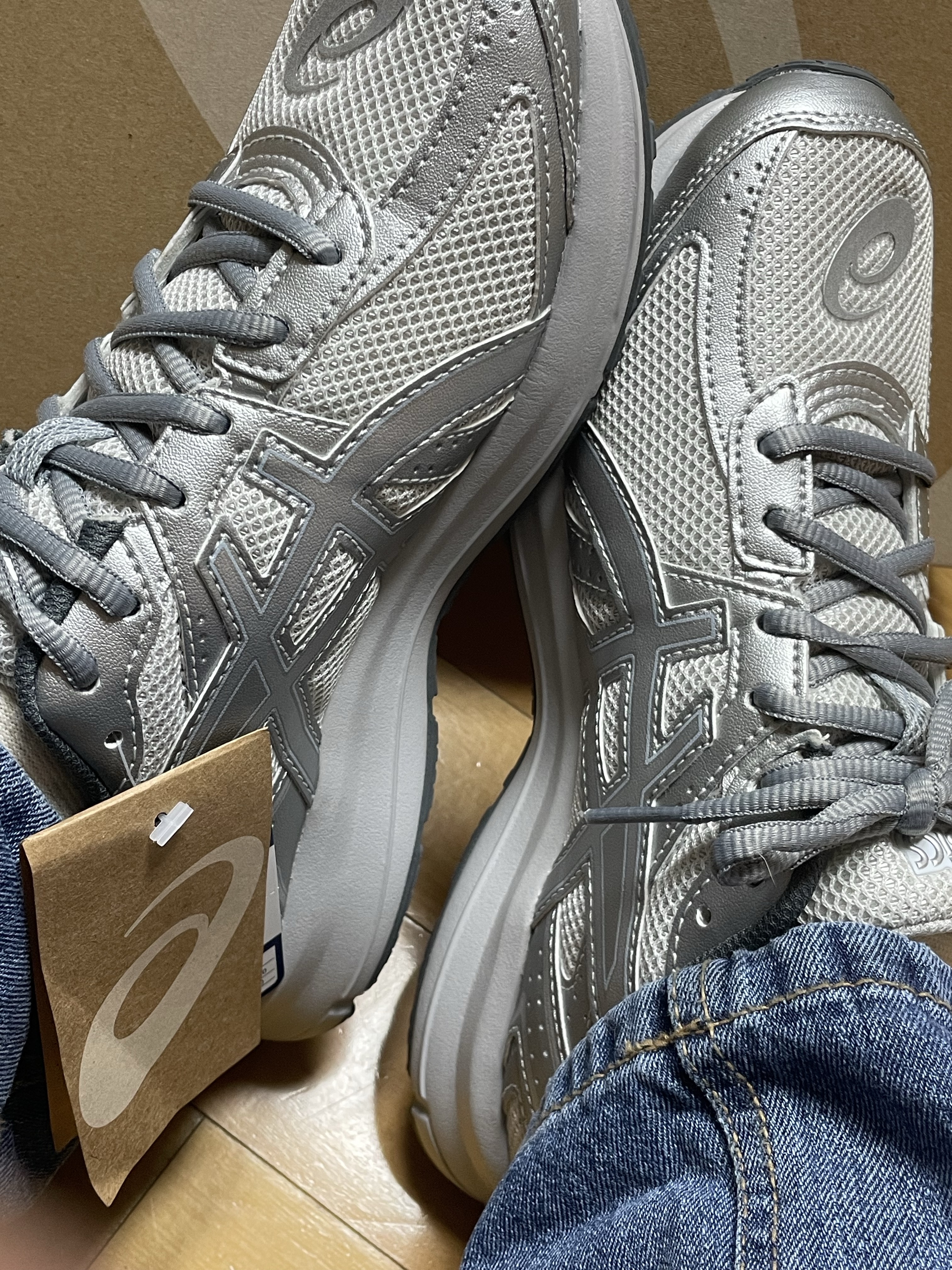 Asics Jog 100 S SMU Glacier Grey Pure Silver - 2E Wide 착용 스타일 - 1