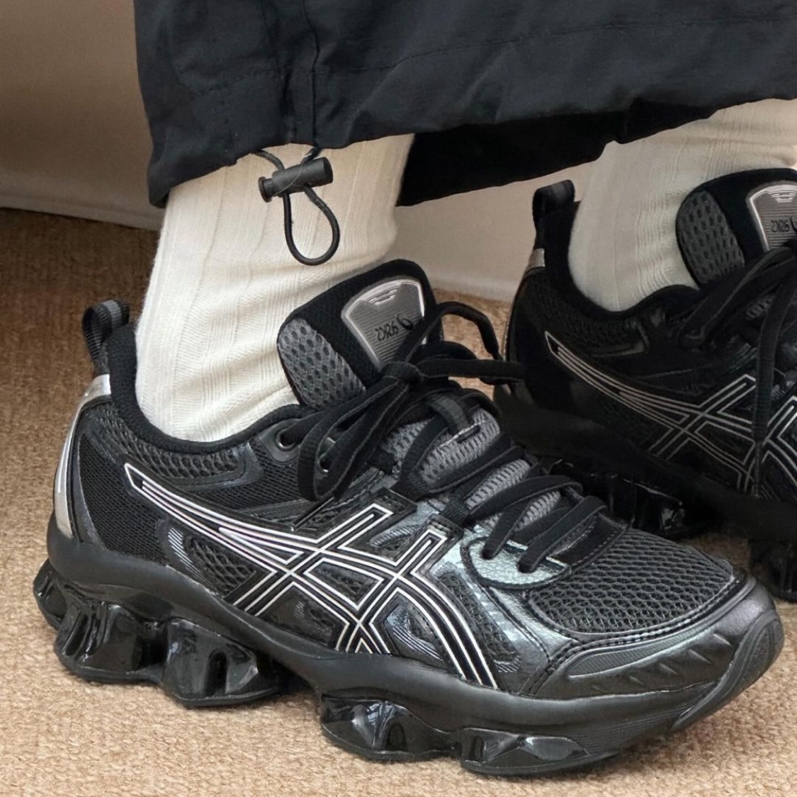 Asics Gel-Quantum Kinetic Graphite Grey Black 착용 스타일