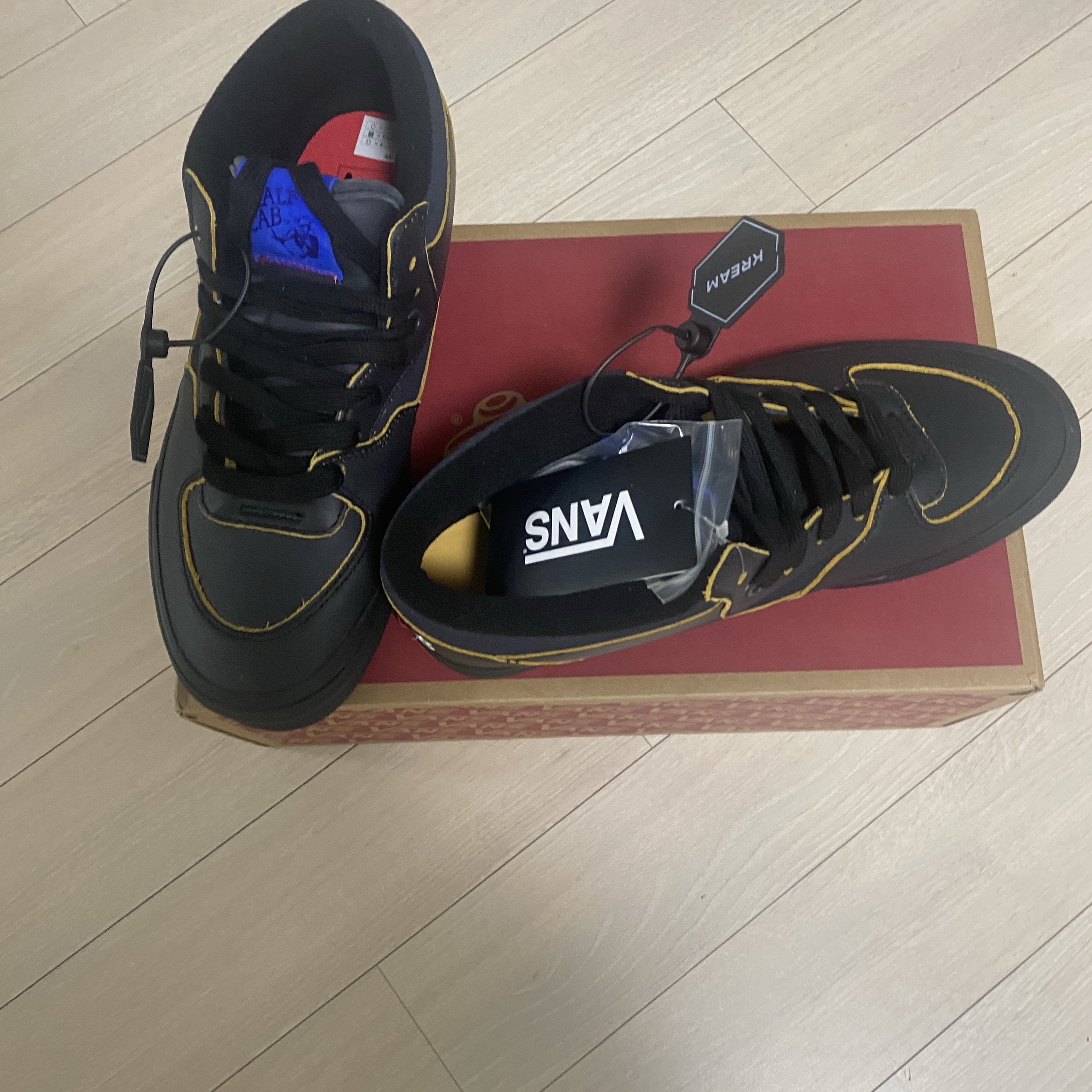 Vans x IAB Studio Half Cab Black Purple 착용 스타일 - 3