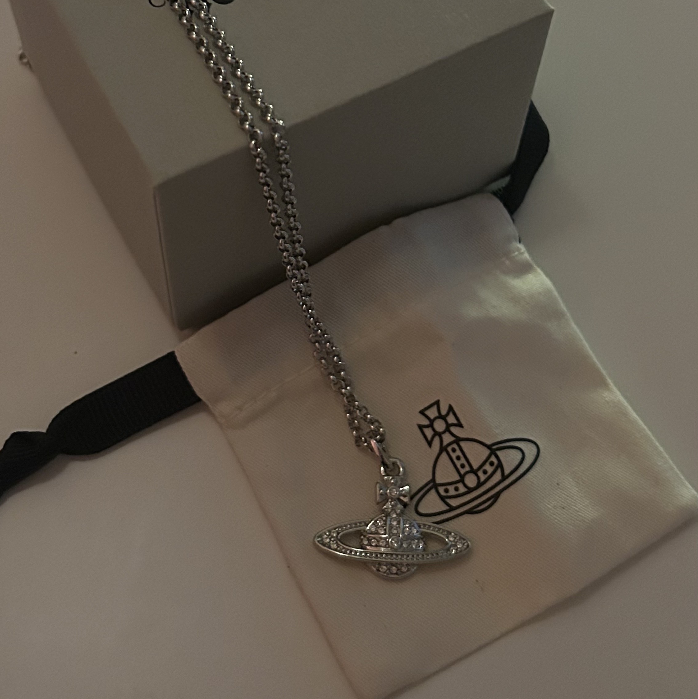 Vivienne Westwood Mini Bas Relief Pendant Silver, Nike x Stussy NRG Washed Fleece Crewneck Black (DO5310-010) 착용 스타일 - 2