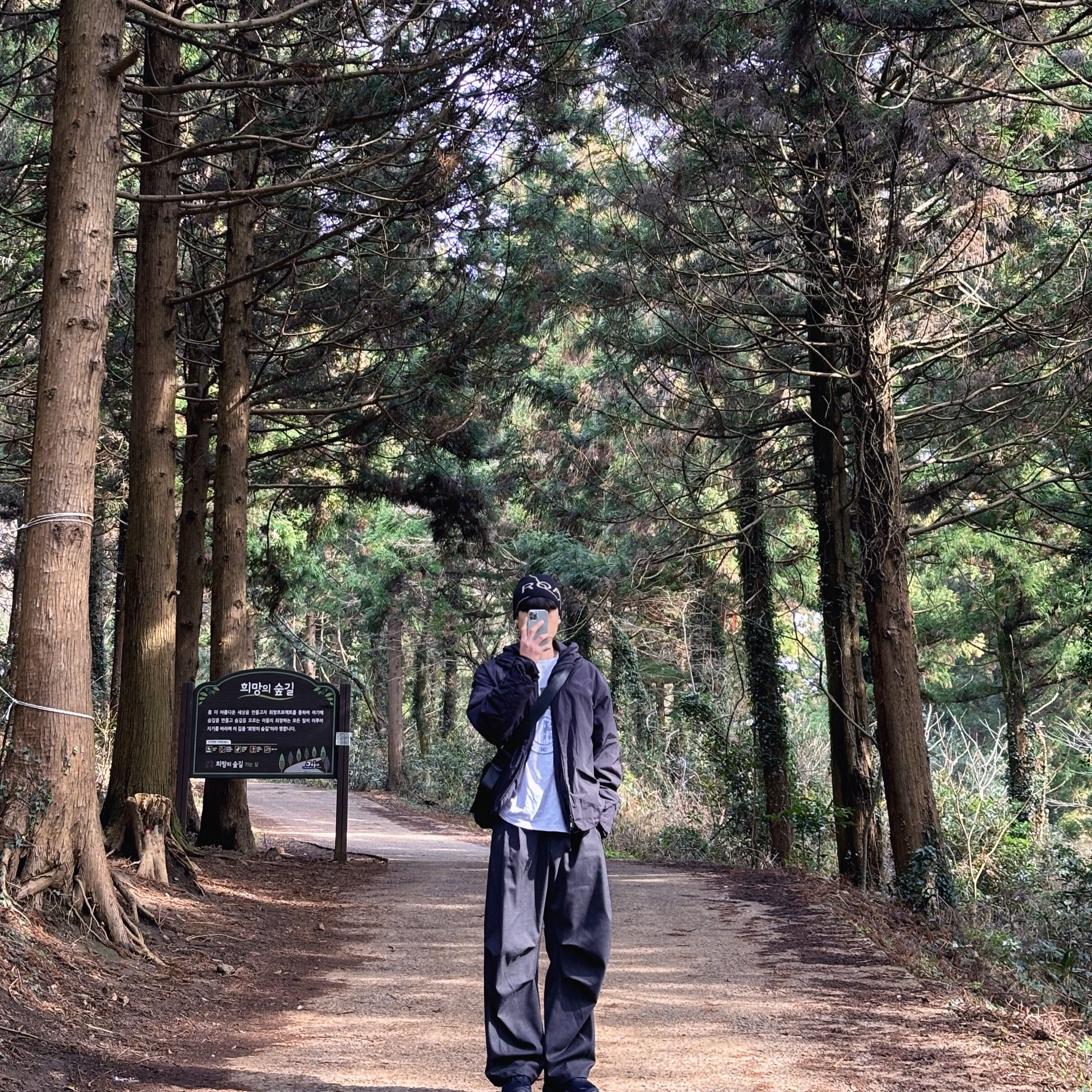 Roa Hiking Beanie Logo Brown 착용 스타일