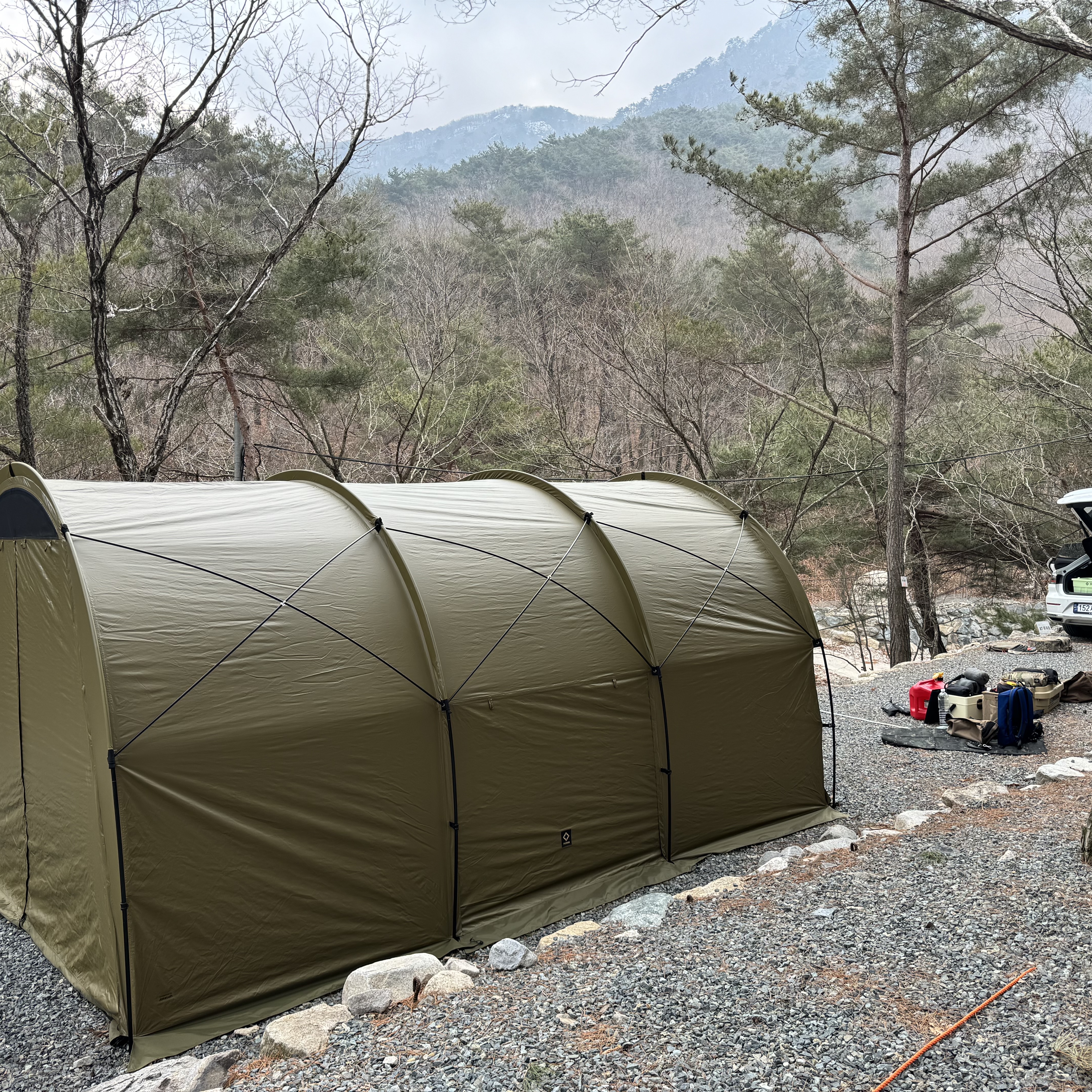 Helinox Tactical Field Tunnel 4.35 Coyote Tan 착용 스타일 - 2