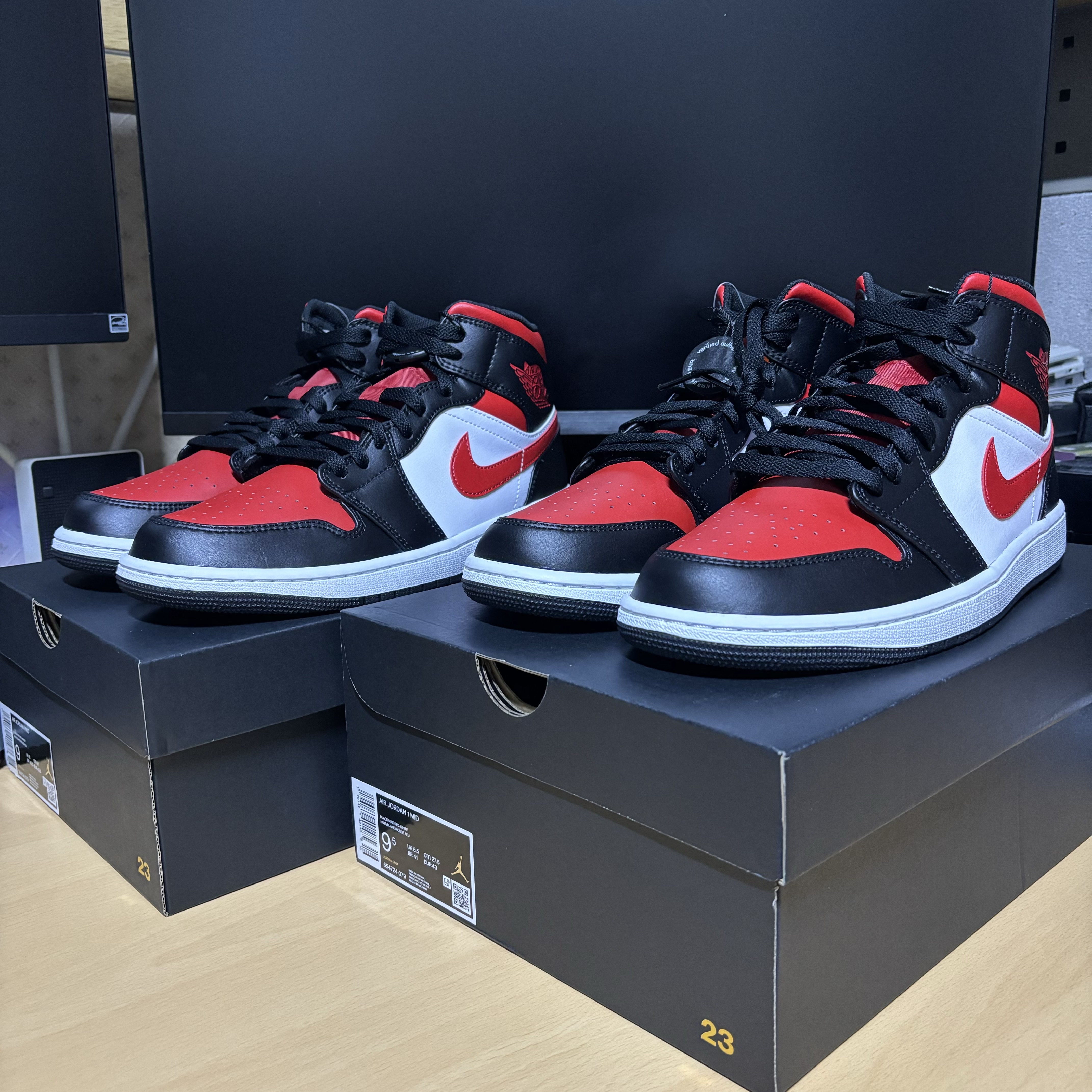 Jordan 1 Mid Black Fire Red 착용 스타일