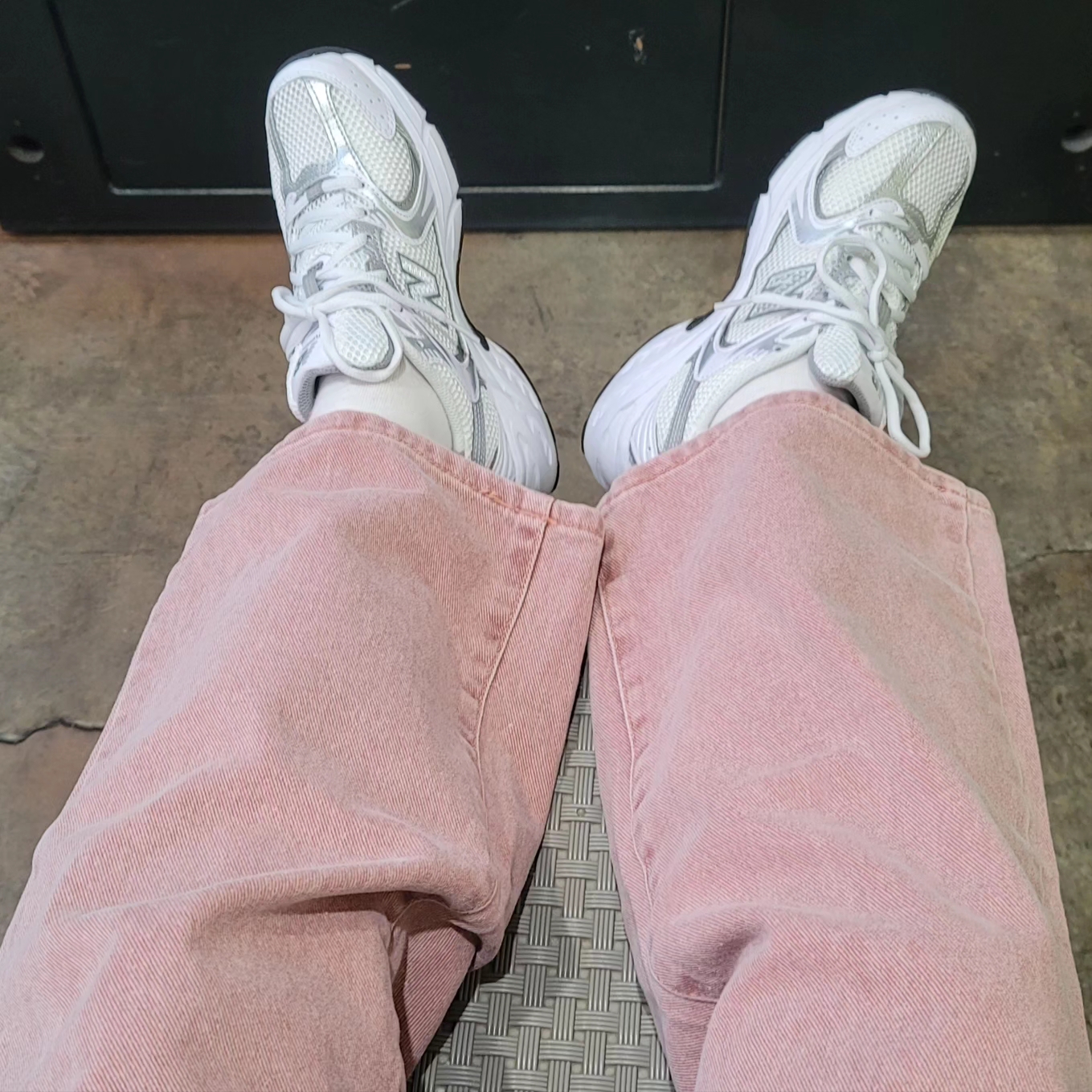 New Balance 530 White Silver 착용 스타일 - 1