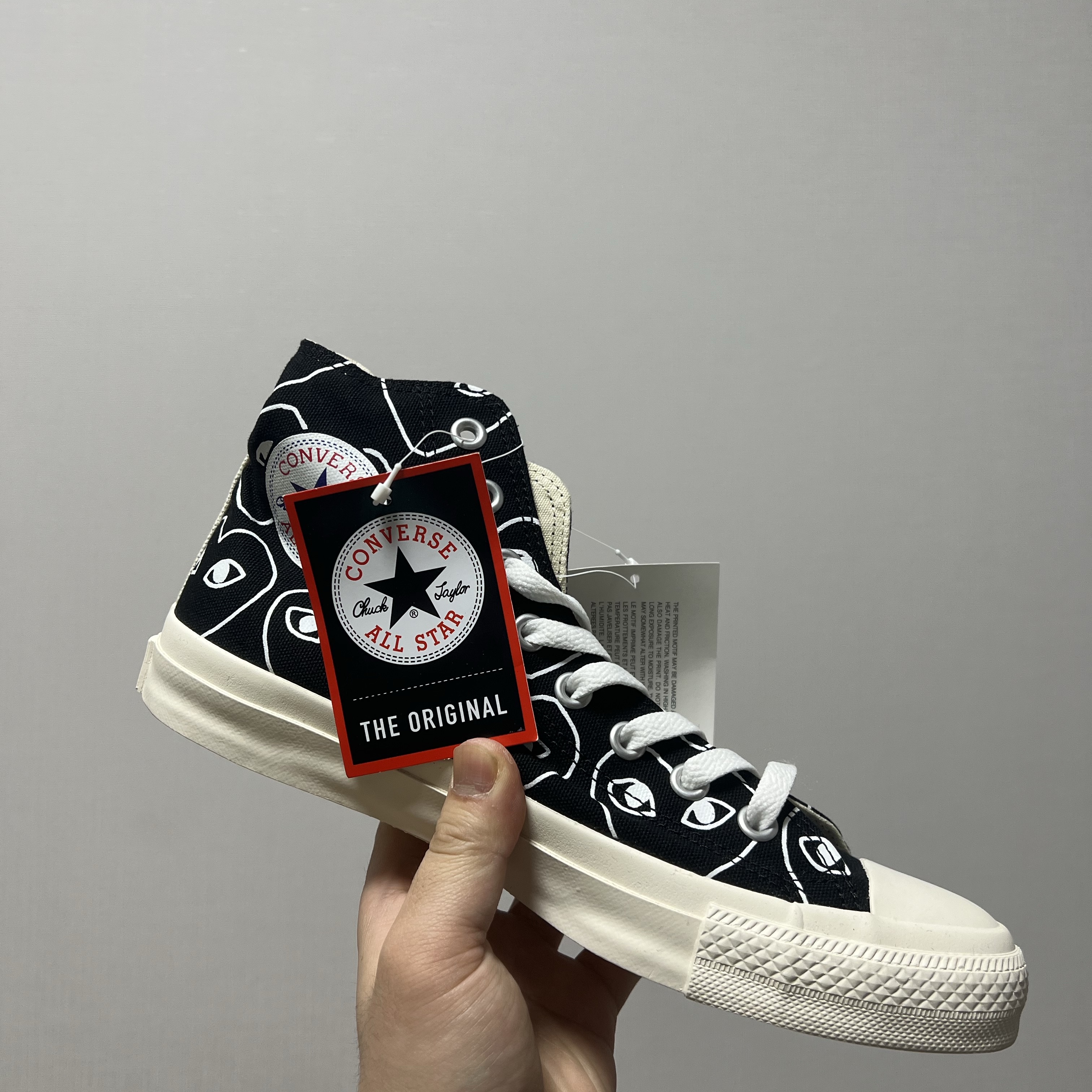 Converse x Play Comme des Garcons Chuck Taylor All Star Hi Black Multi-Heart 착용 스타일
