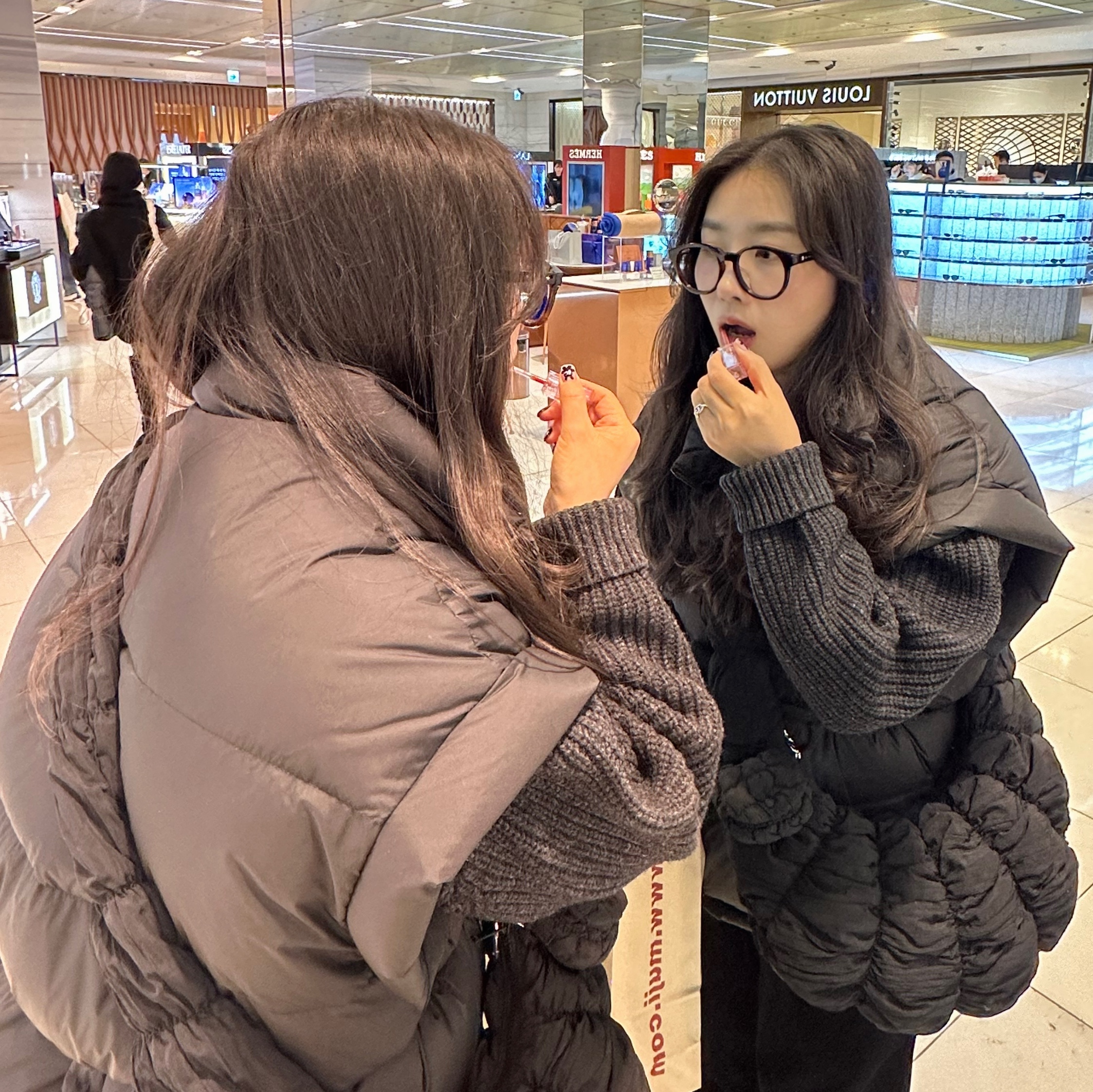 COS Quilted Nano Bag Black, COS Ripple Crossbody Bag Black 착용 스타일 - 1