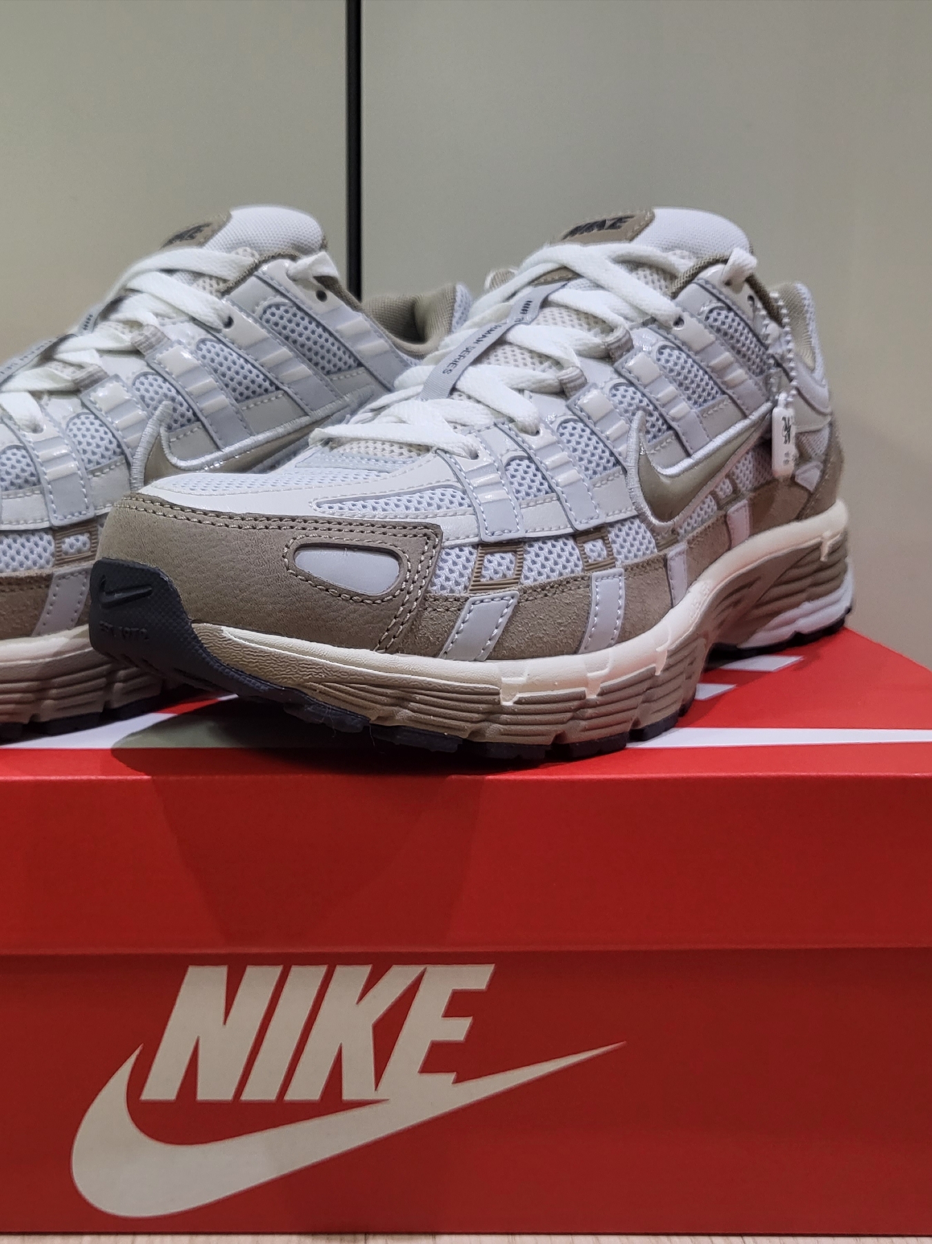 Nike P-6000 PRM Hangul Day Photon Dust Khaki 착용 스타일 - 3