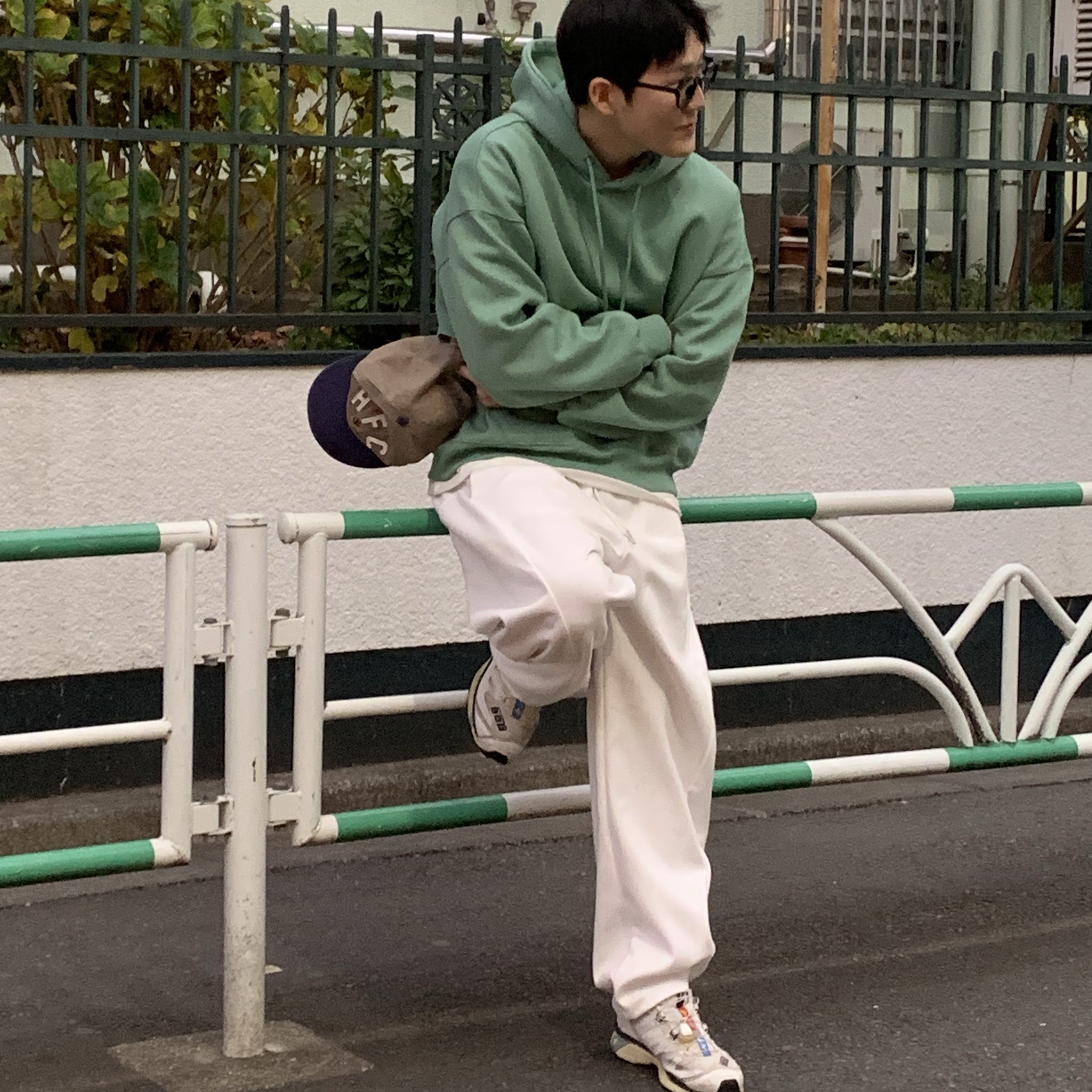 Salomon XT-4 White Lunar Rock 착용 스타일 - 2