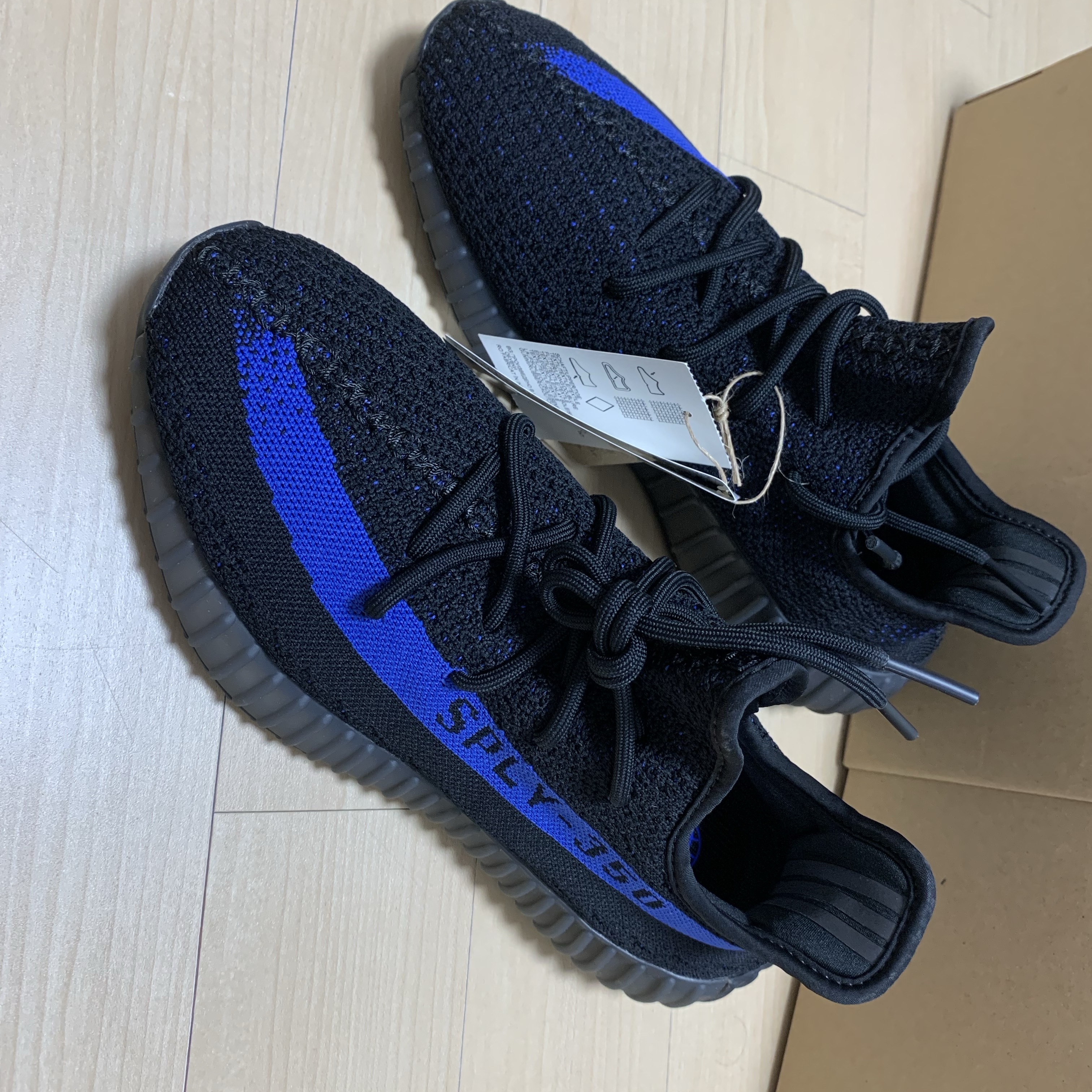 Adidas Yeezy Boost 350 V2 Dazzling Blue 착용 스타일