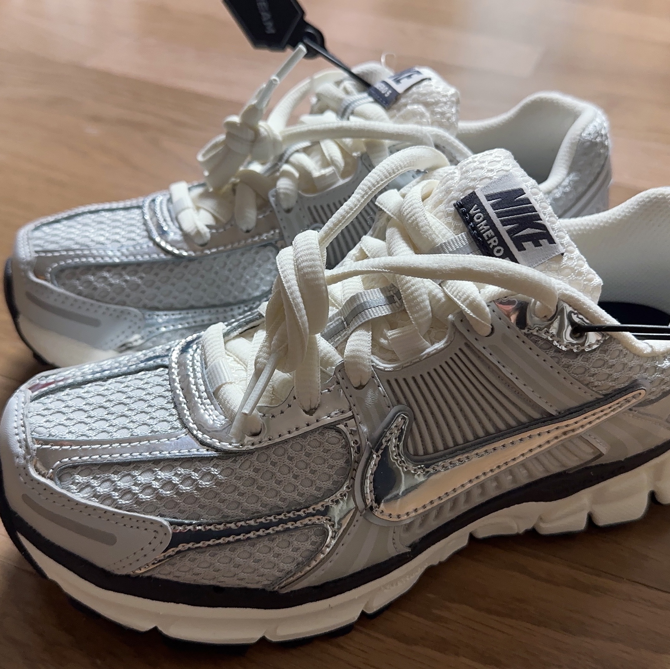 (W) Nike Zoom Vomero 5 Photon Dust and Metallic Silver 착용 스타일