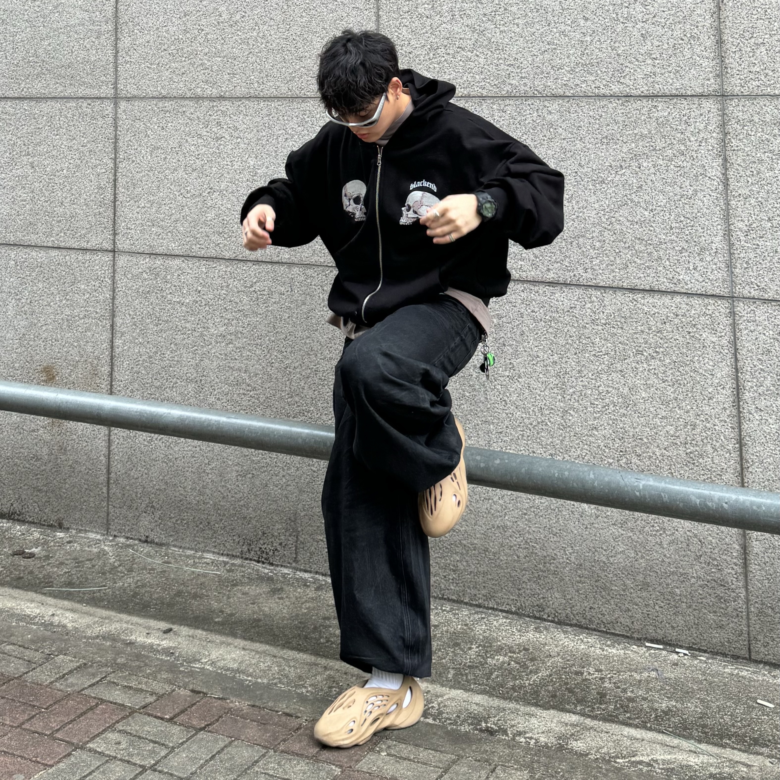 Adidas Yeezy Foam RNNR Ochre 착용 스타일 - 1