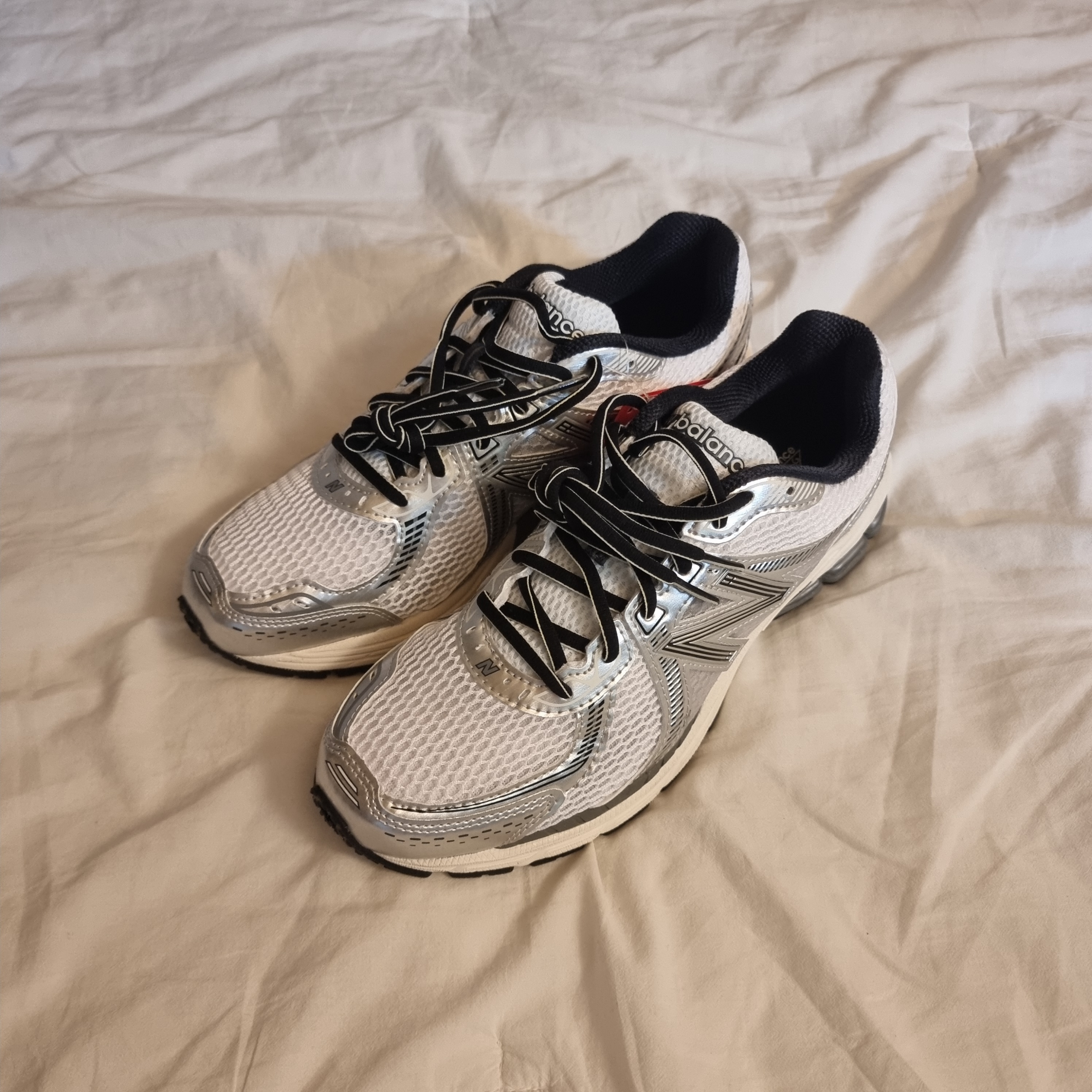 New Balance 860v2 Optic White 착용 스타일