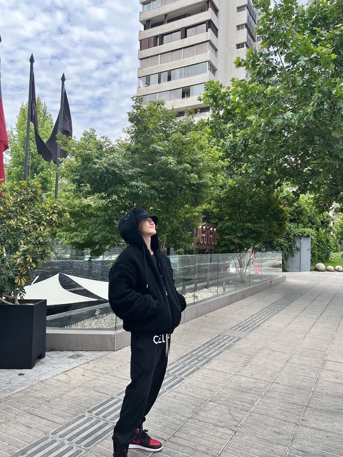 Celine Track Pants in Cotton Fleece Black White, (W) Jordan 1 Retro High OG Satin Bred 착용 스타일 - 1