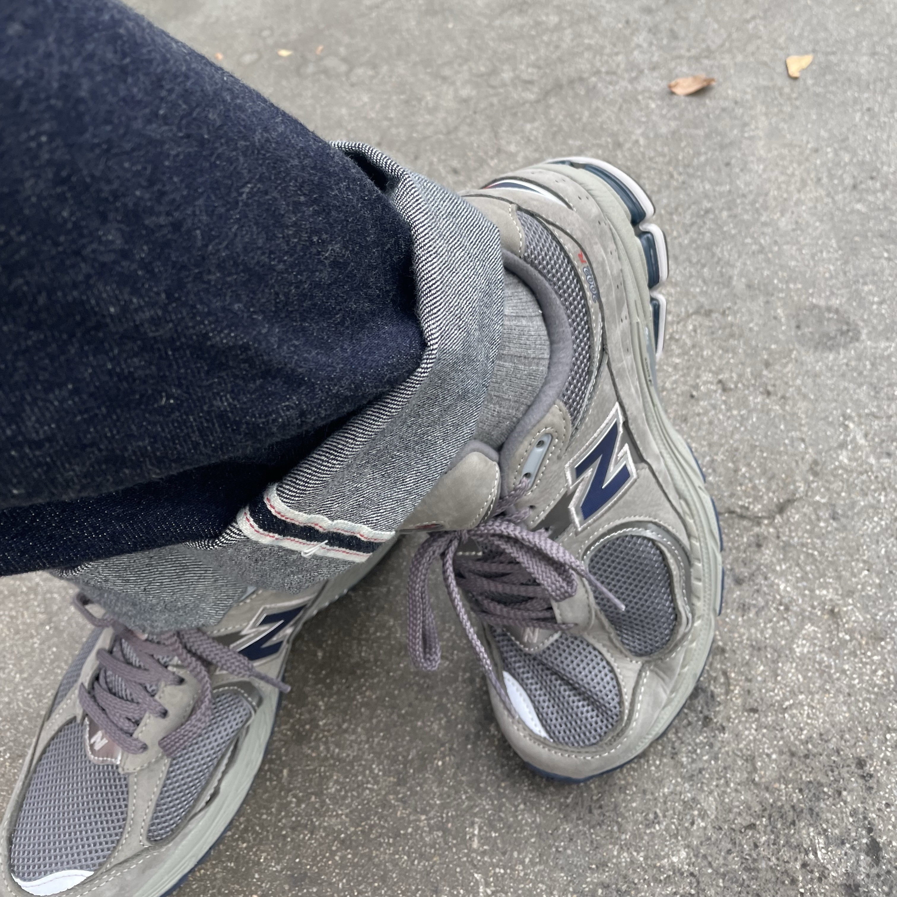 New Balance 2002R Gray 착용 스타일