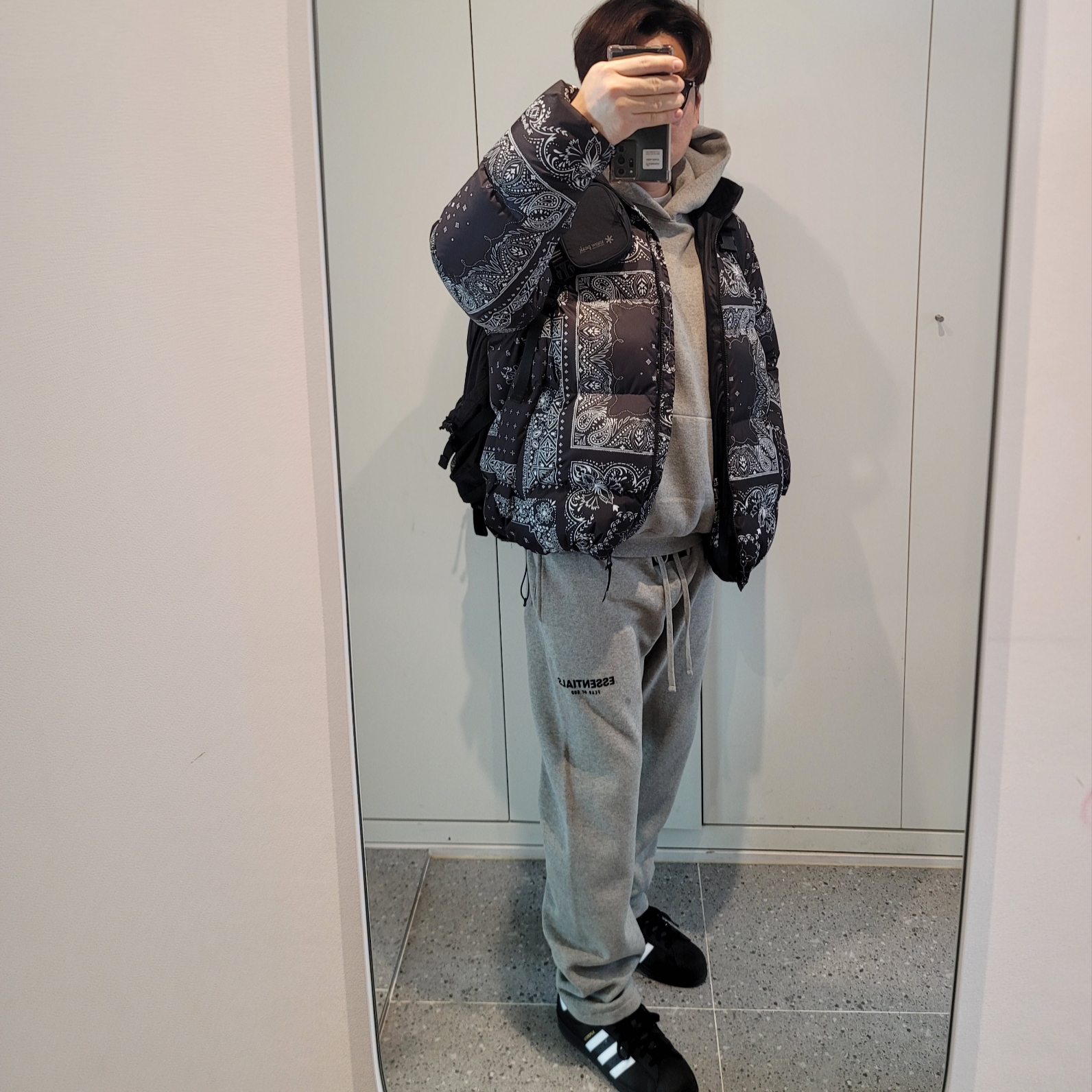 Adidas Superstar Core Black White, Essentials The Core Collection Hoodie Dark Oatmeal 착용 스타일 - 2