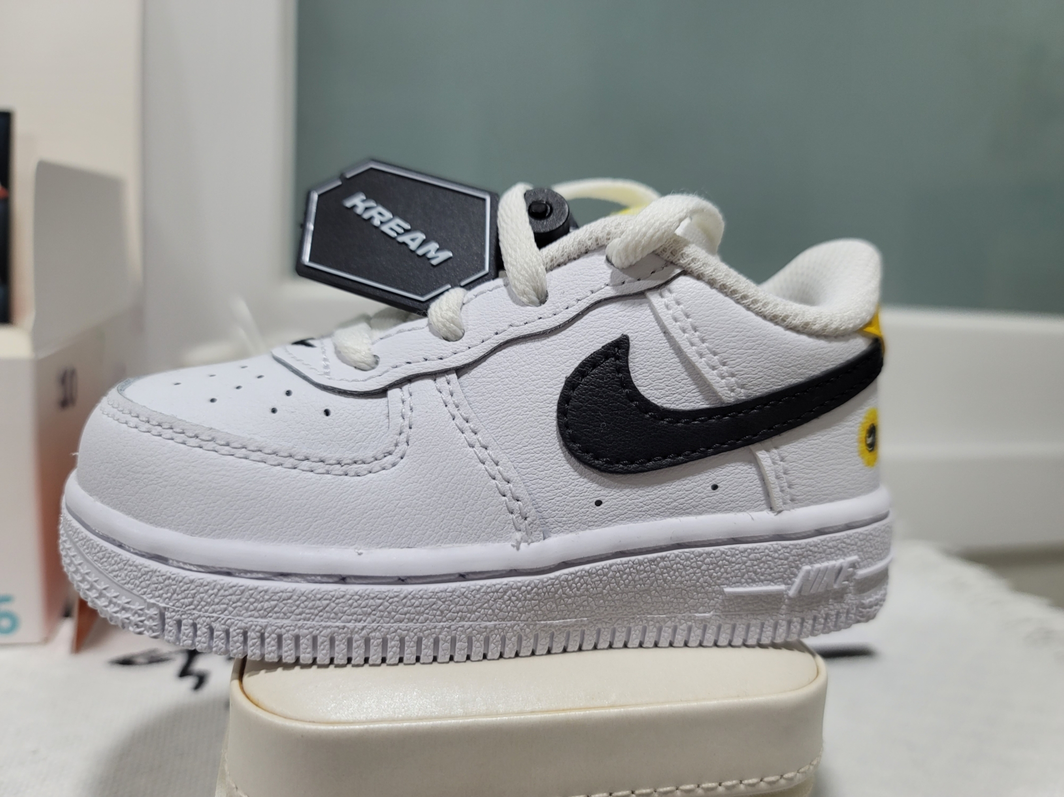 (TD) Nike Air Force 1 LV8 Have a Nike Day 착용 스타일