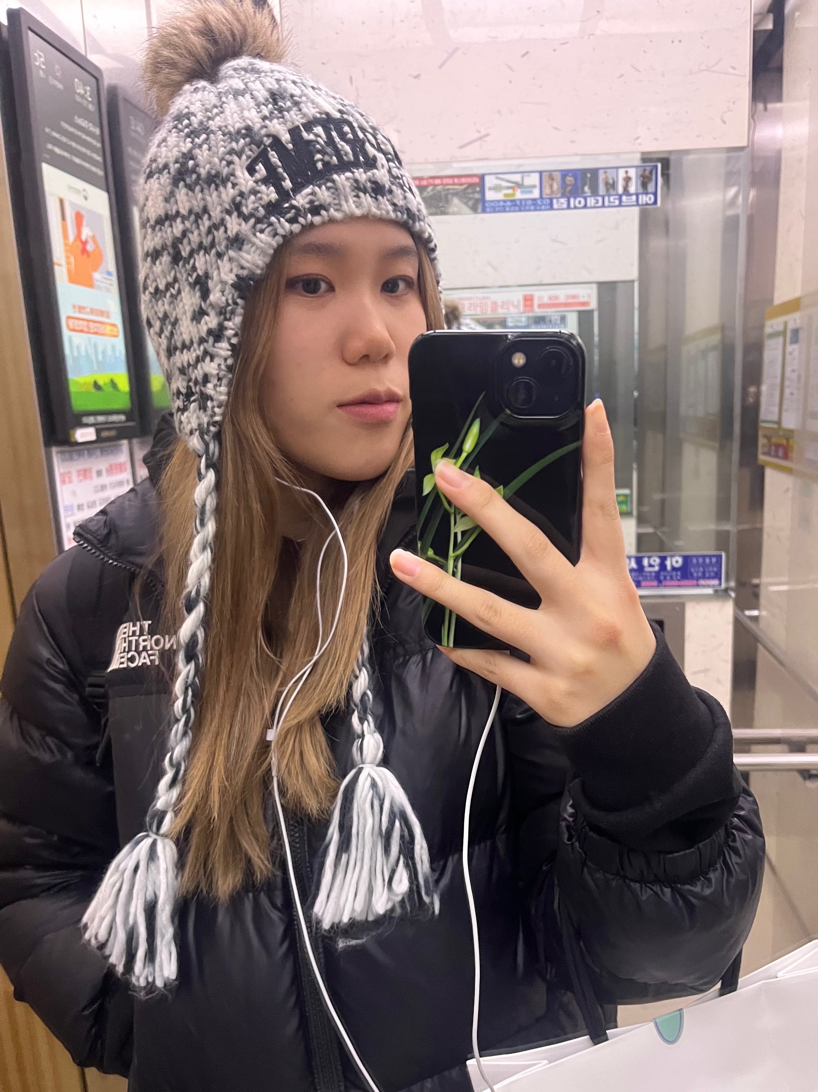 [KREAM 단독] Safarispot Basic Safari Hoodie Black, Supreme New Era Toboggan Beanie Black - 22FW 착용 스타일 - 3