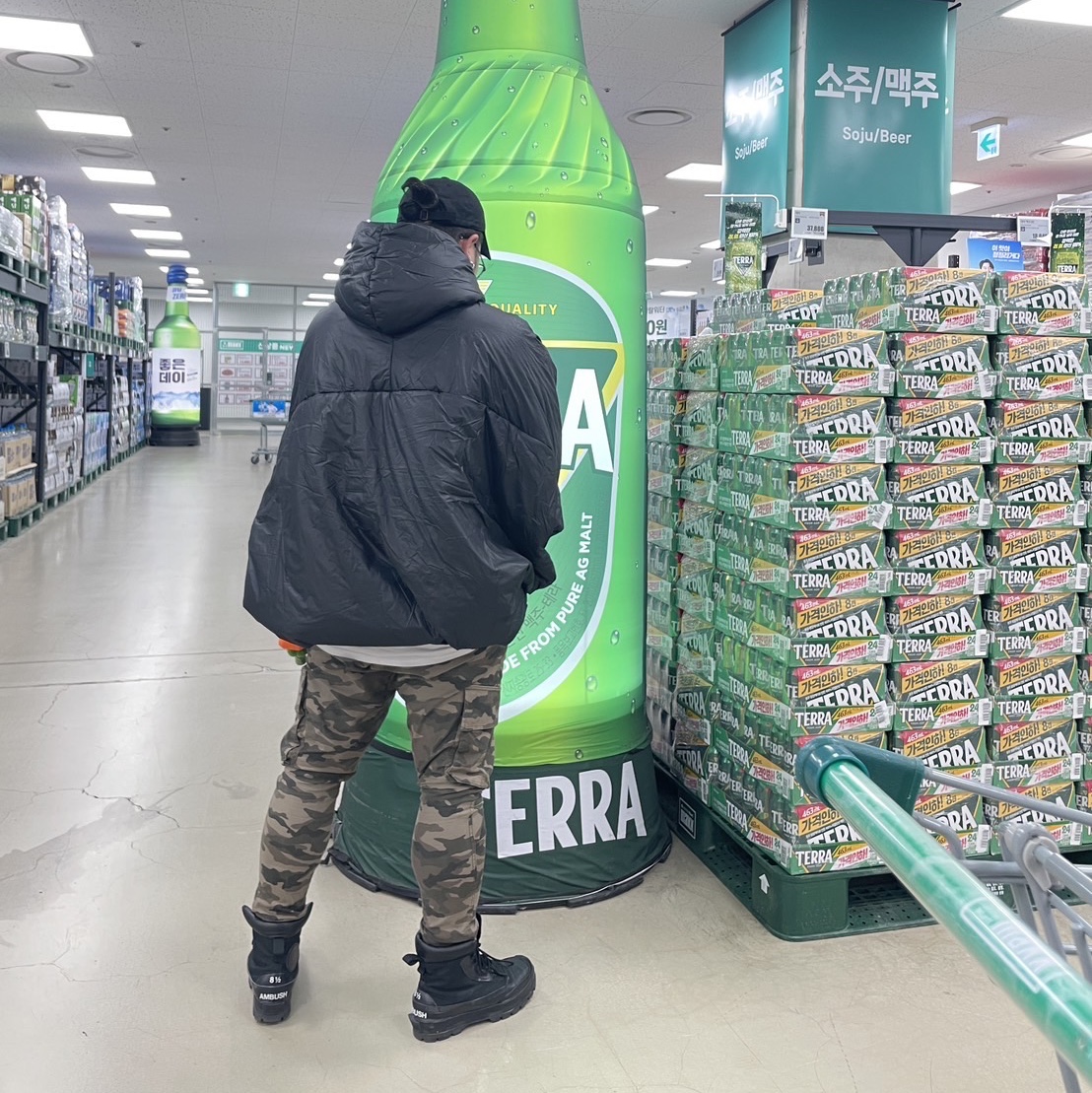Yeezy Gap Engineered By Balenciaga T-Cut Puffer Parka Black, Converse x Ambush Chuck Taylor All Star Duck Boot Black 착용 스타일 - 1