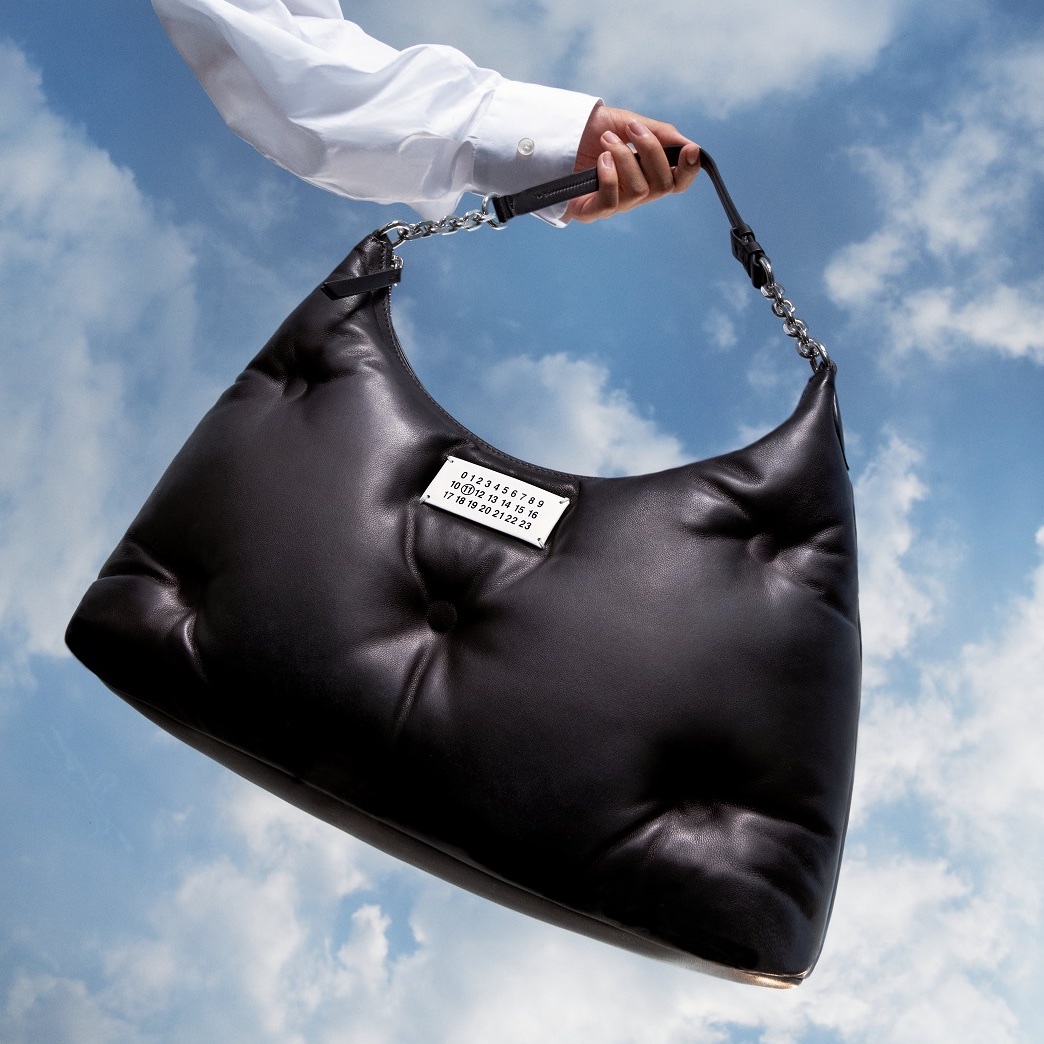 (W) Maison Margiela Tabi Ballet Flat Shoes Black, Maison Margiela 5AC Micro Bag Black 착용 스타일 - 8