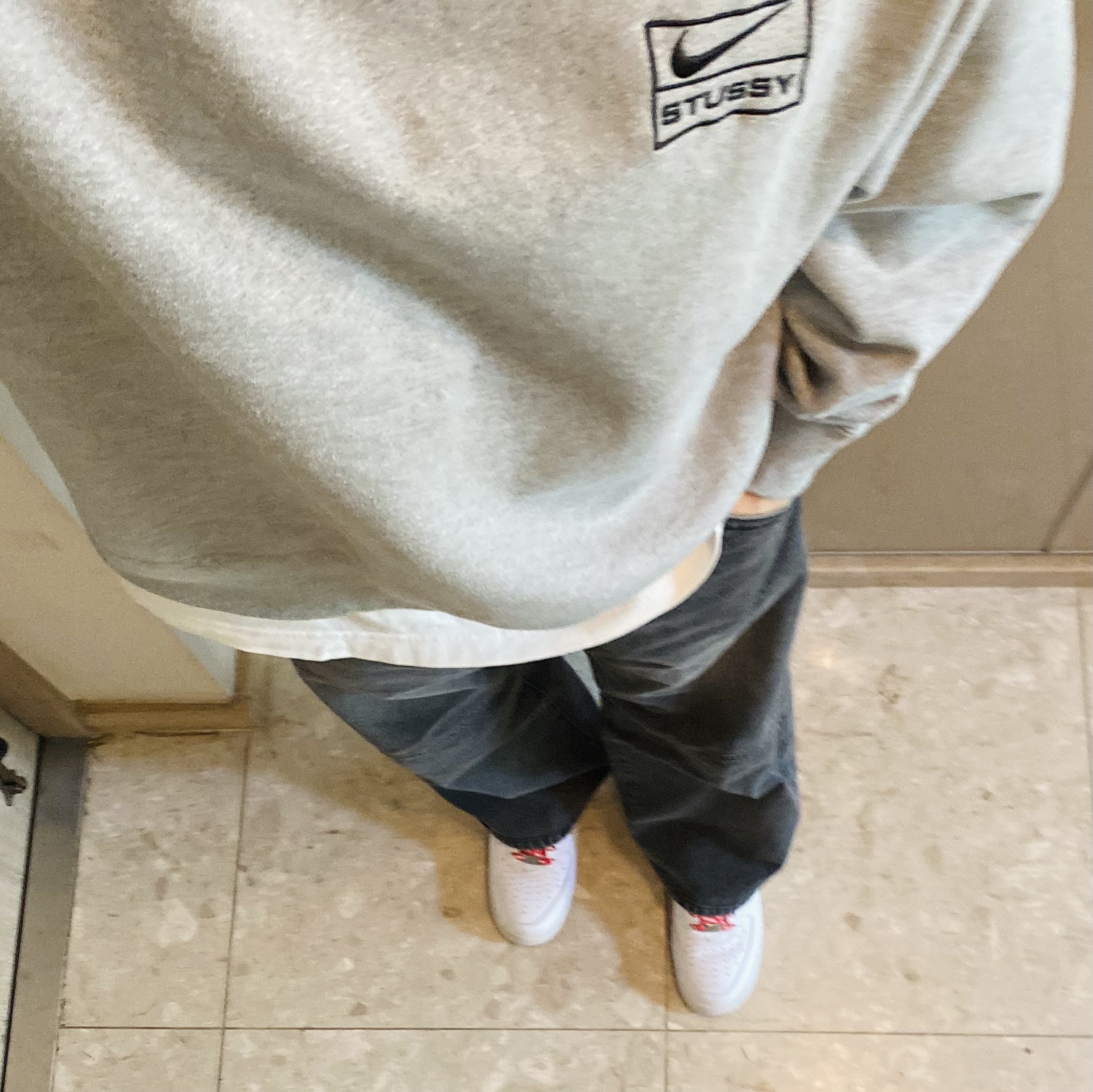 Nike x Stussy NRG Fleece Crewneck Dark Grey Heather (DO9337-063), Nike x Supreme Air Force 1 Low White 착용 스타일