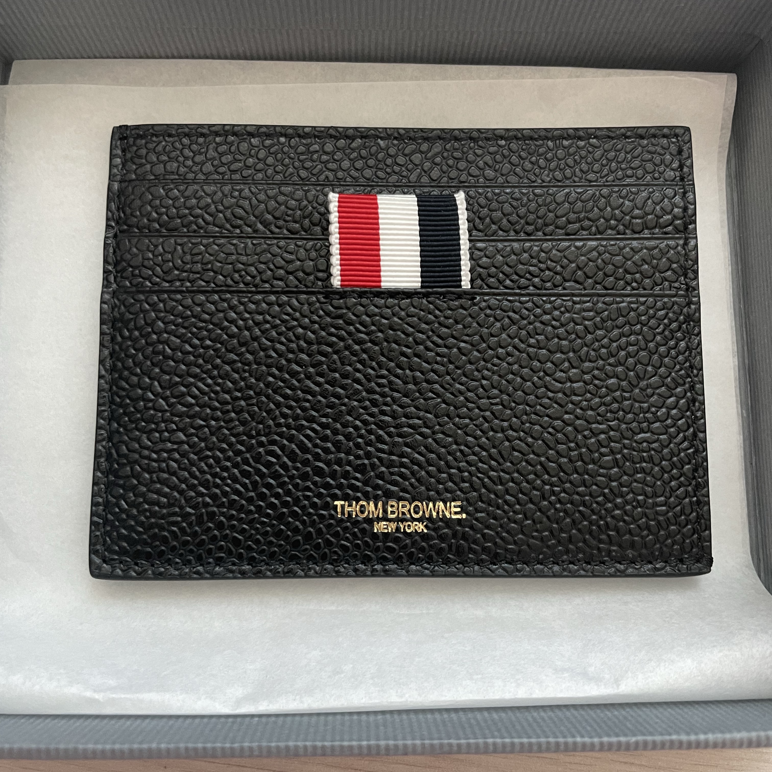 Thom Browne Pebble Grain Leather Stripe Note Compartment Card Holder Black 착용 스타일