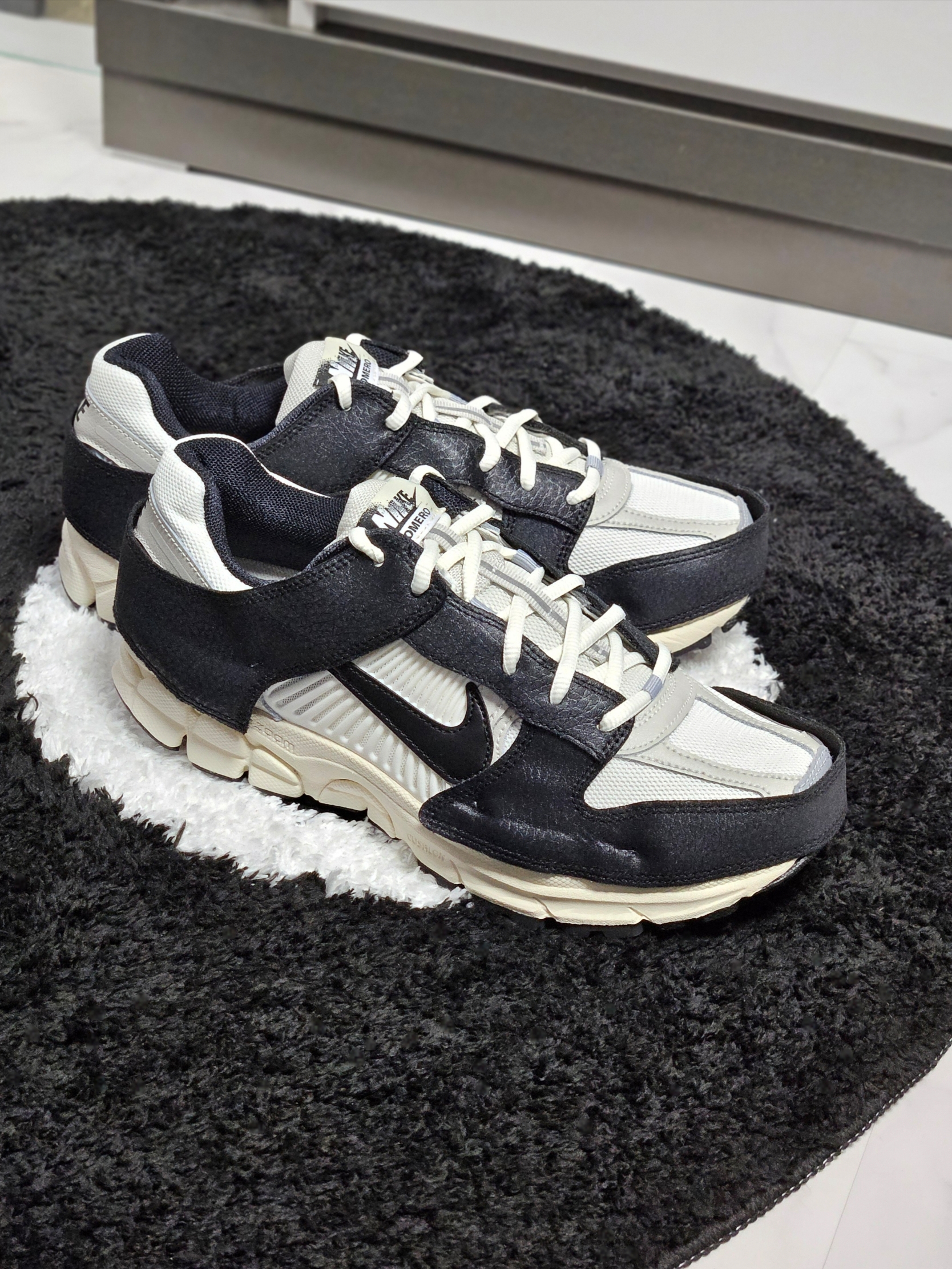 (W) Nike Zoom Vomero 5 Wolf Grey and Black 착용 스타일 - 1