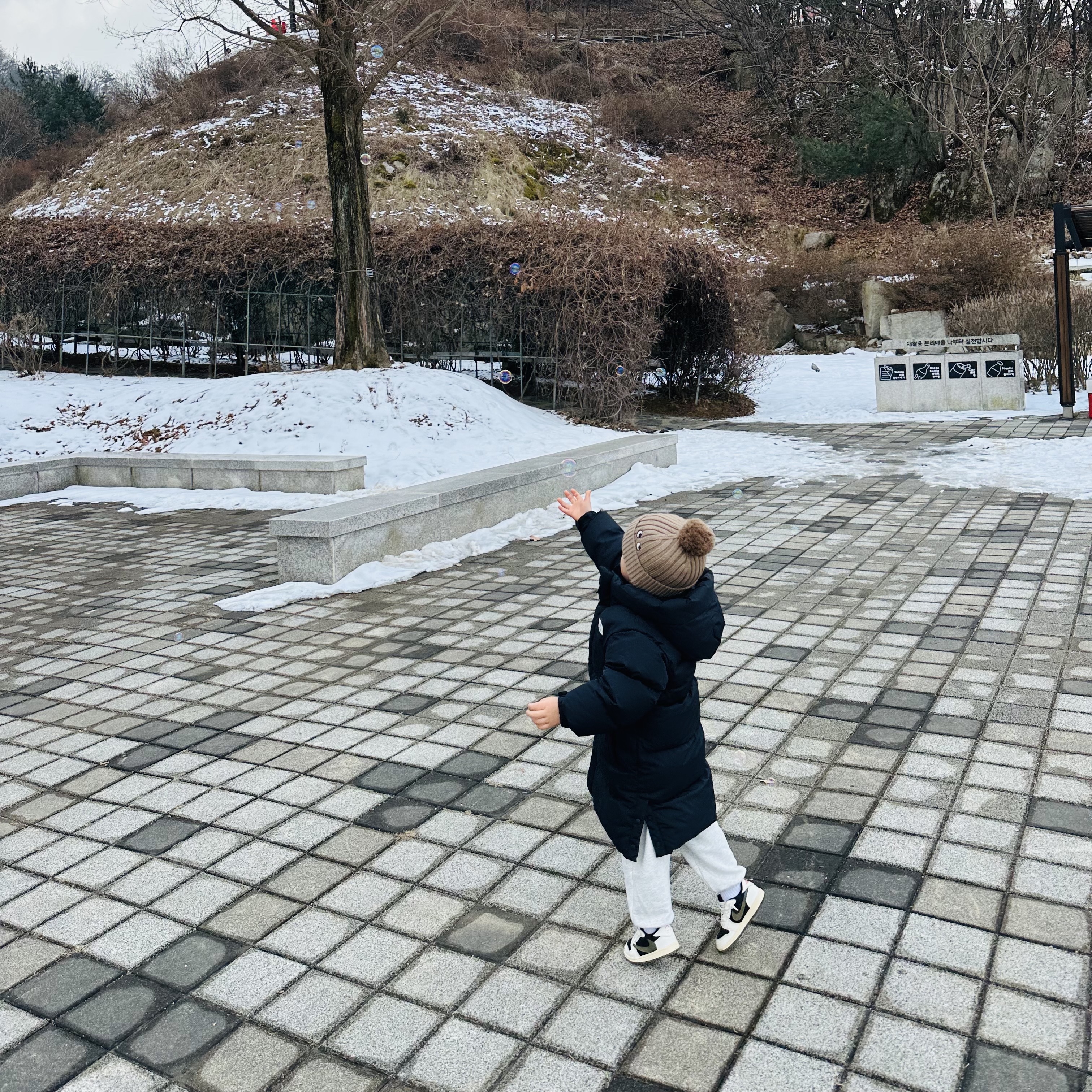 (Kids) Uniqlo x Anya Hindmarch Heattech Knitted Cap Beige, (TD) Jordan 1 x Travis Scott Retro Low OG SP Medium Olive 착용 스타일 - 3