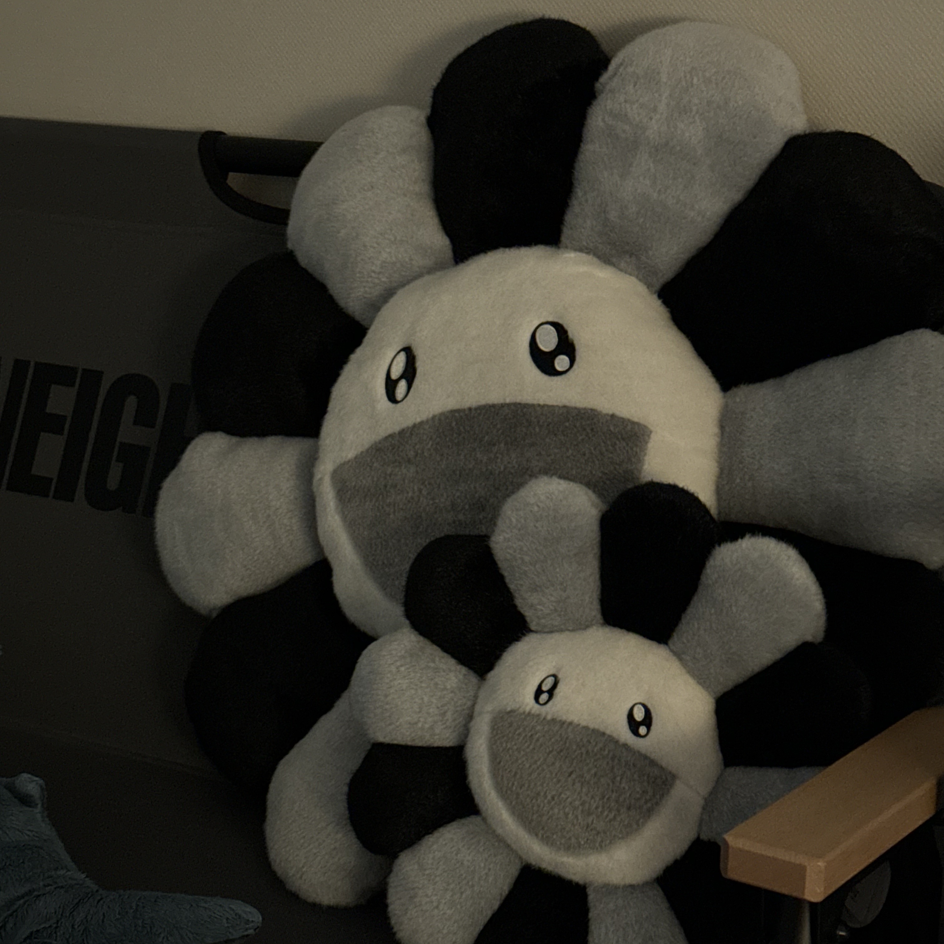Kaikai Kiki Flower Cushion 30cm Grey Black 착용 스타일