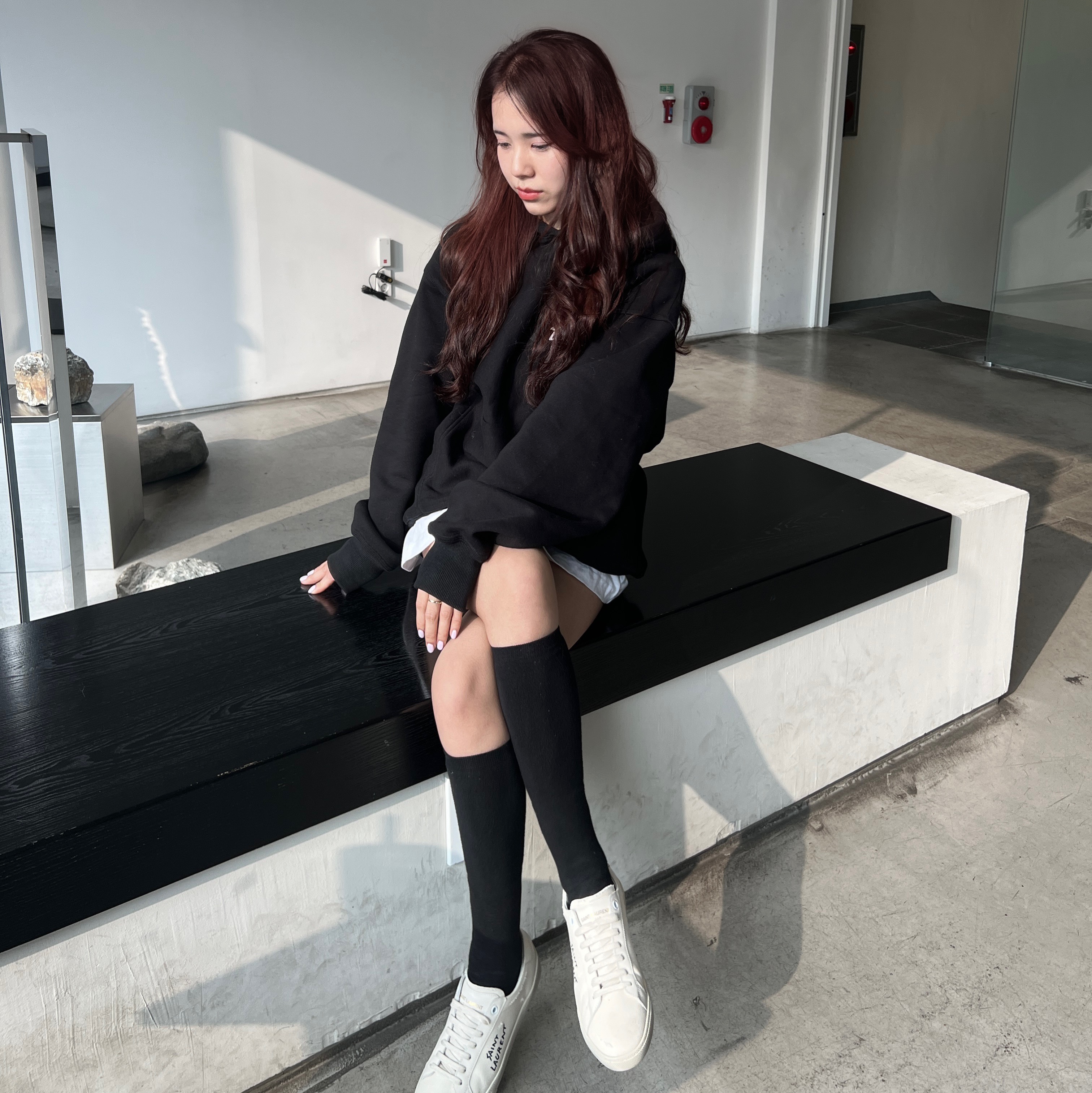 (W) Saint Laurent Court Classic SL/06 Sneakers Cream, Stussy World Tour Hoodie Ash Heather 2023 착용 스타일 - 2