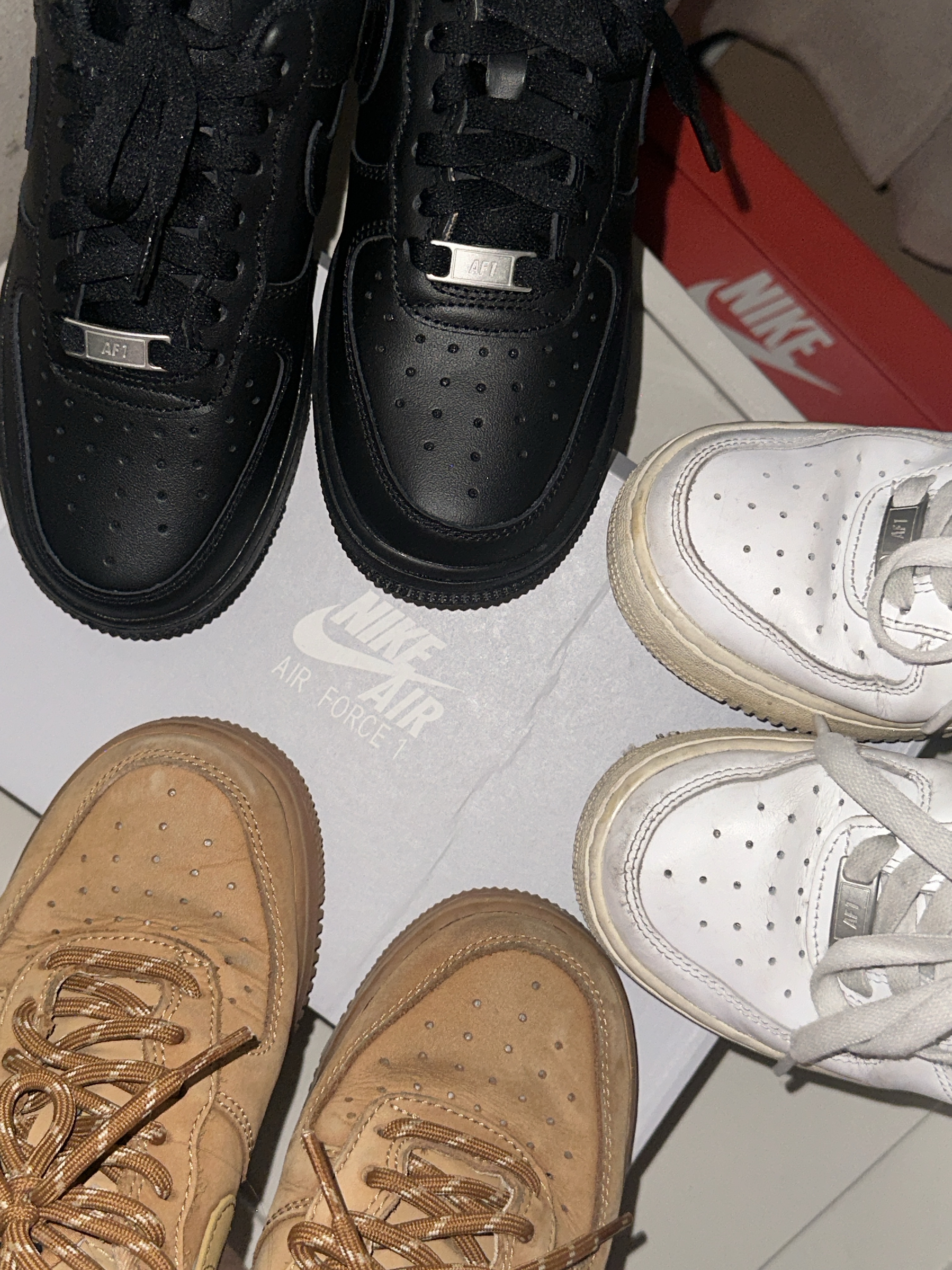 (W) Nike Air Force 1 '07 Low Triple Black, (W) Nike Air Force 1 '07 WB Flax Wheat 착용 스타일